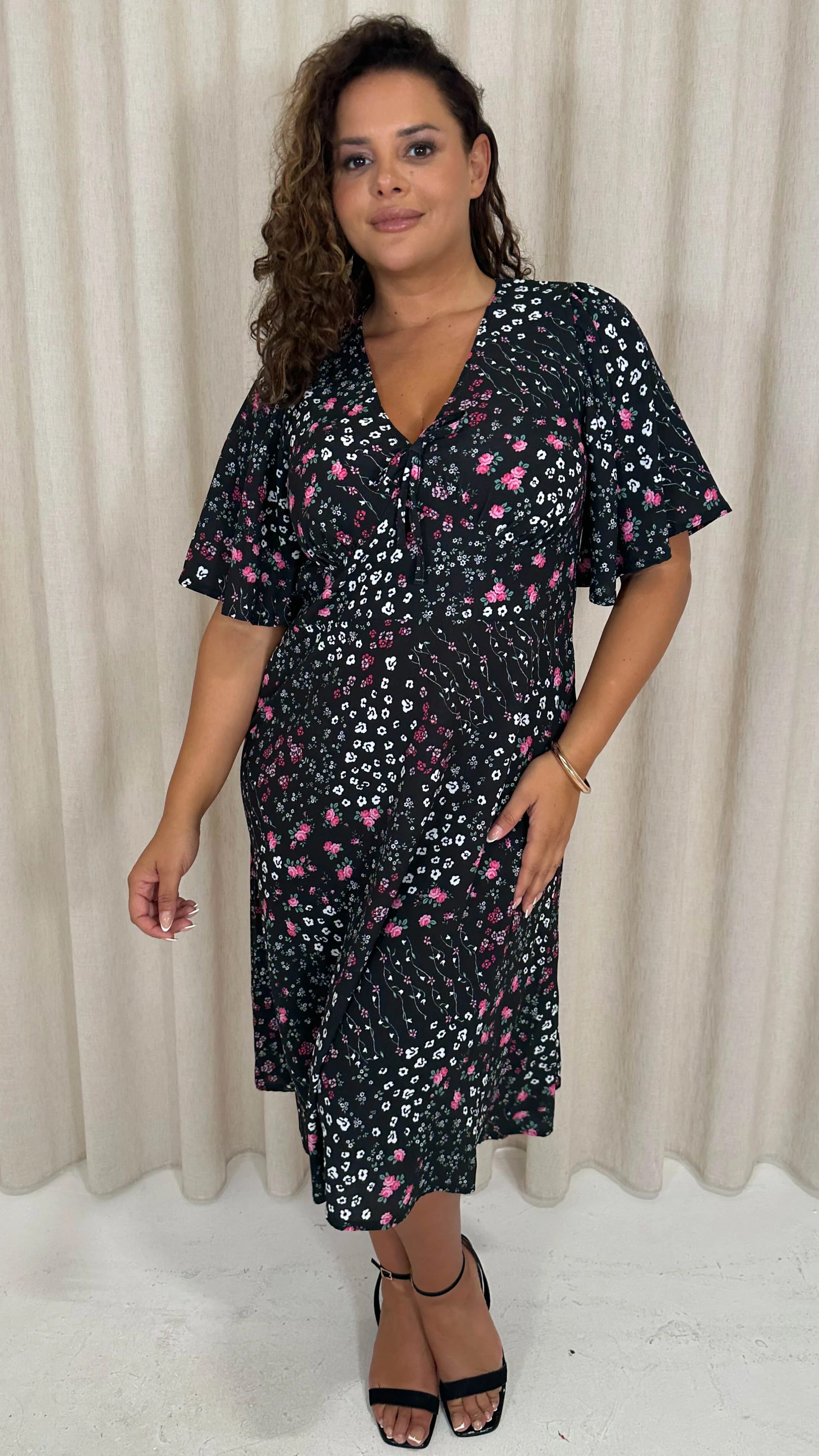 CurveWow Angel Sleeve Flounce Tie Front Midi Dress Black Ditsy - Image 3