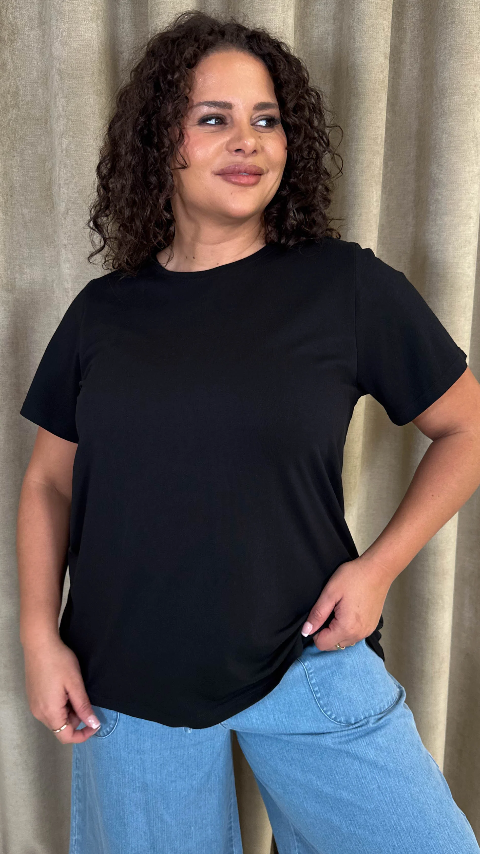 CurveWow Basic T-Shirt Black - Image 4