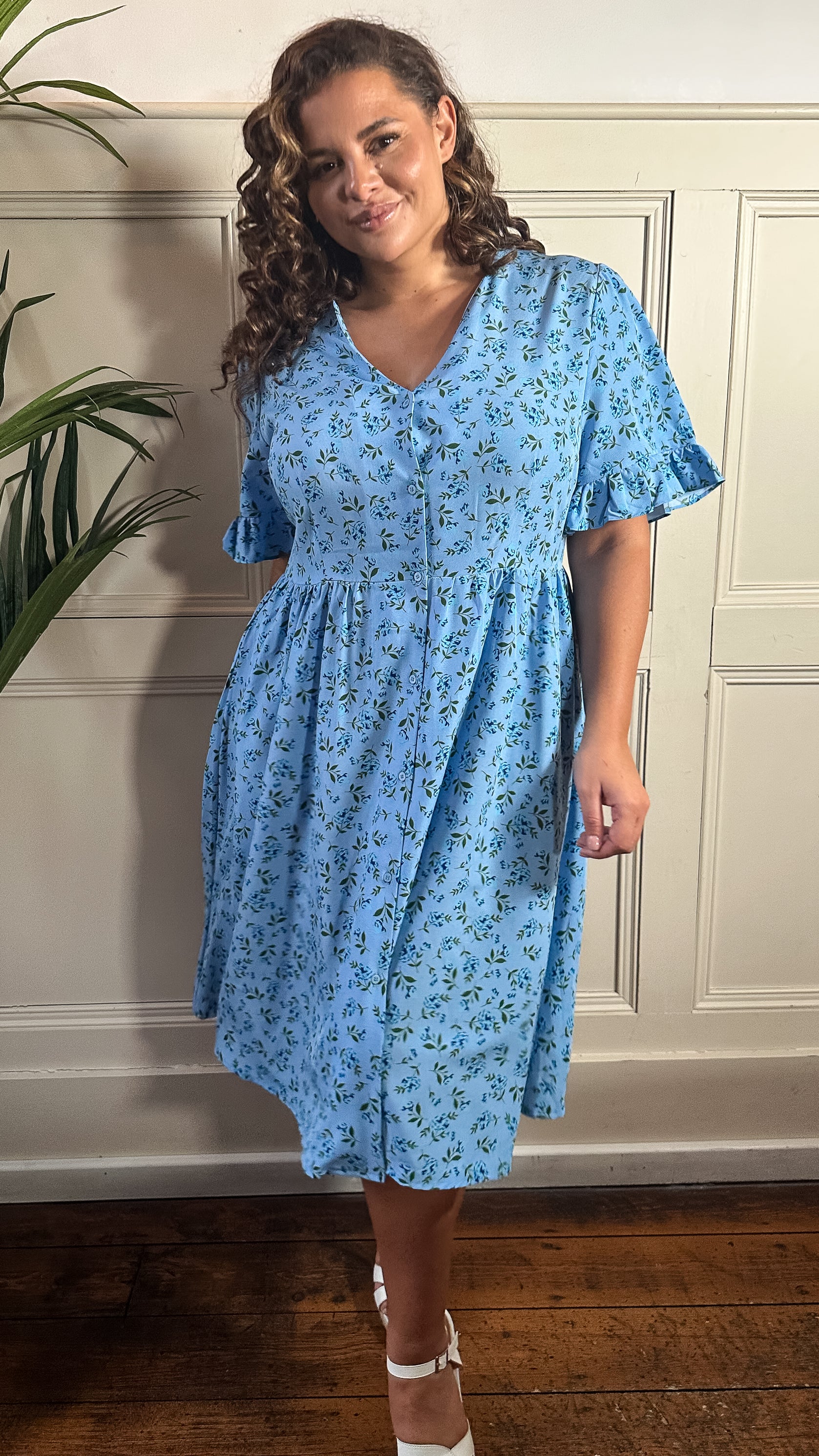 CurveWow Button Through Dress Light Blue Floral - Image 6