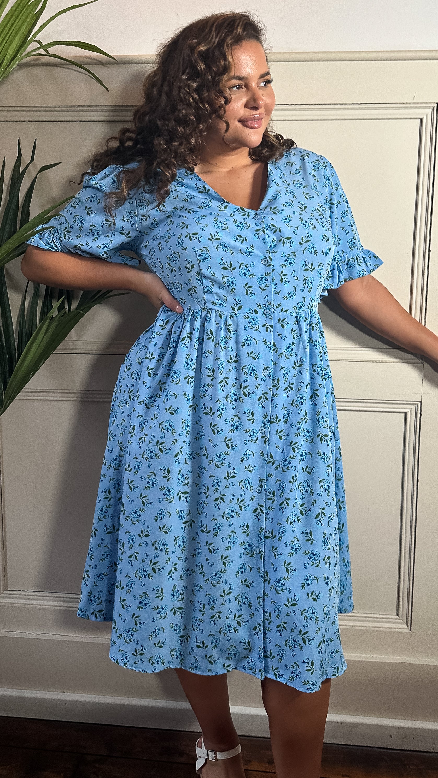 CurveWow Button Through Dress Light Blue Floral - Image 7
