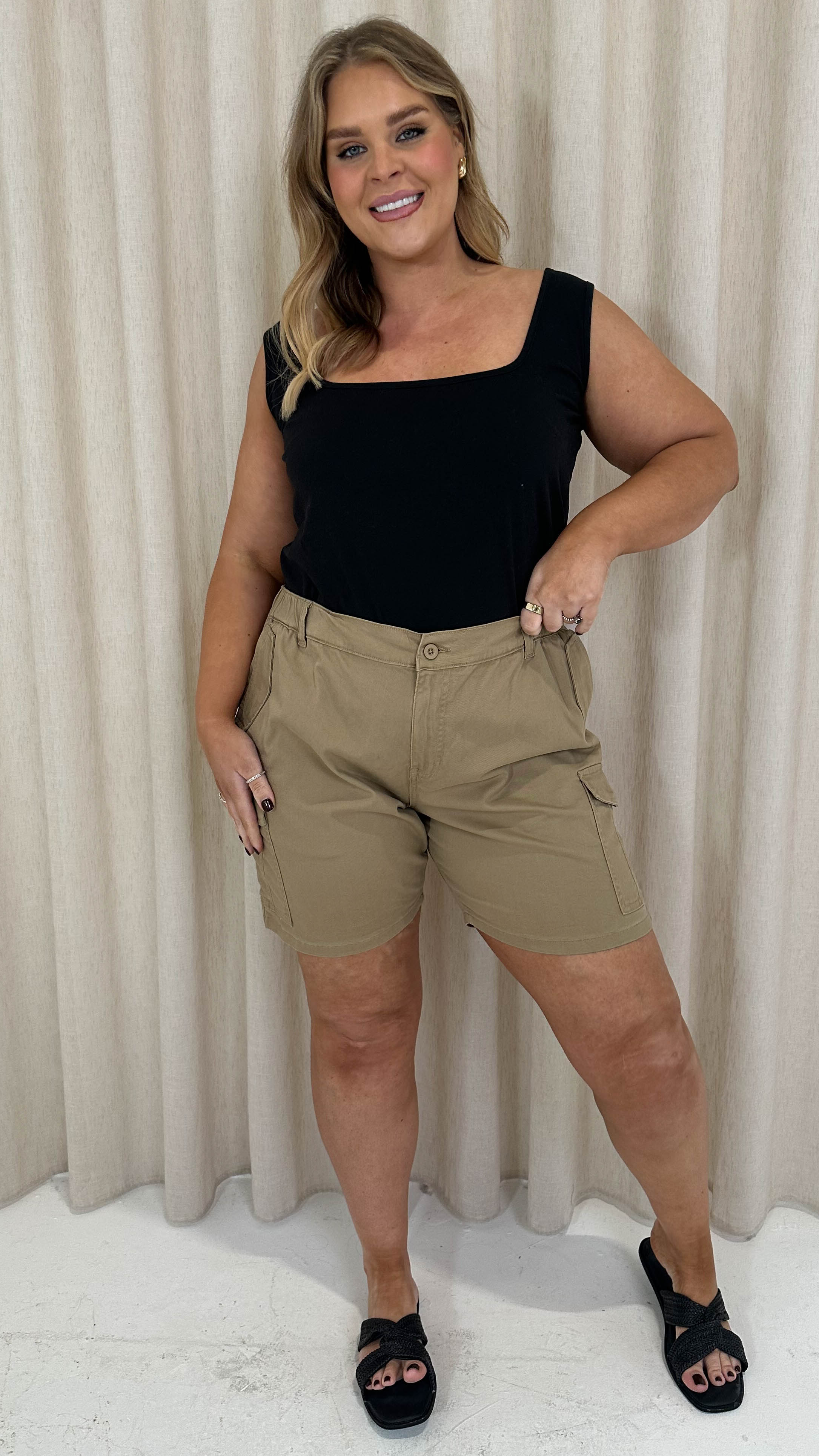 CurveWow Cargo Shorts Camel - Image 3