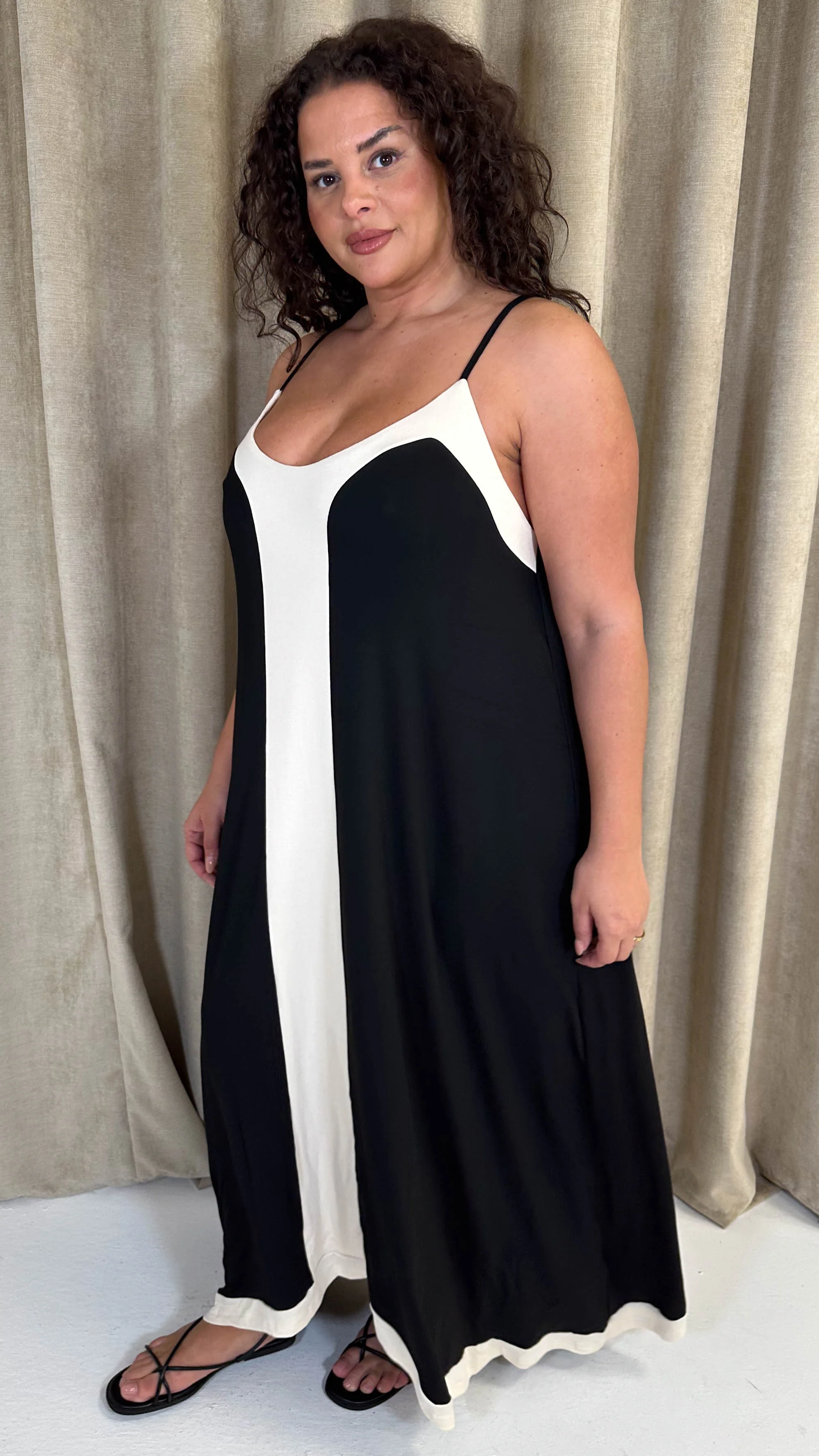 CurveWow Colour Block Maxi Dress Mono - Image 6