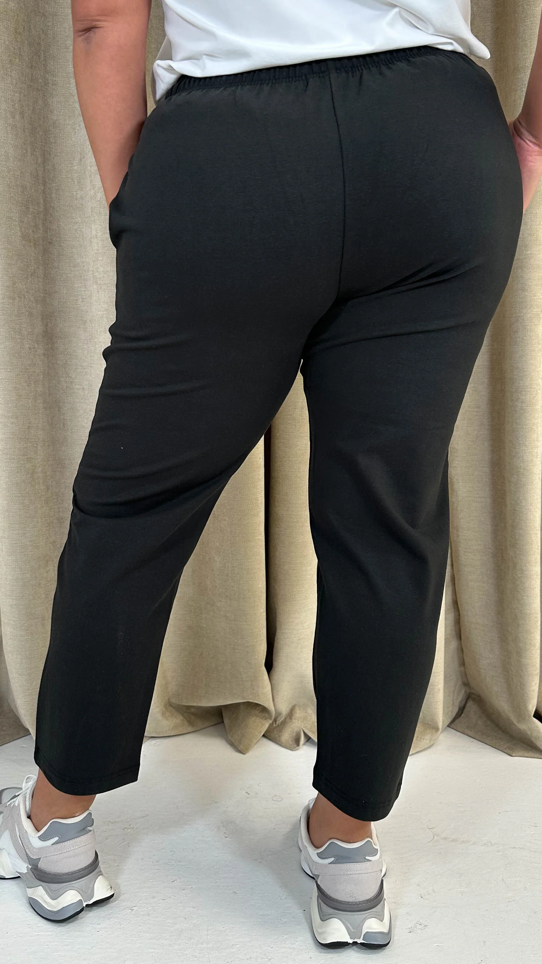 CurveWow Cropped Jogger Black - Image 8