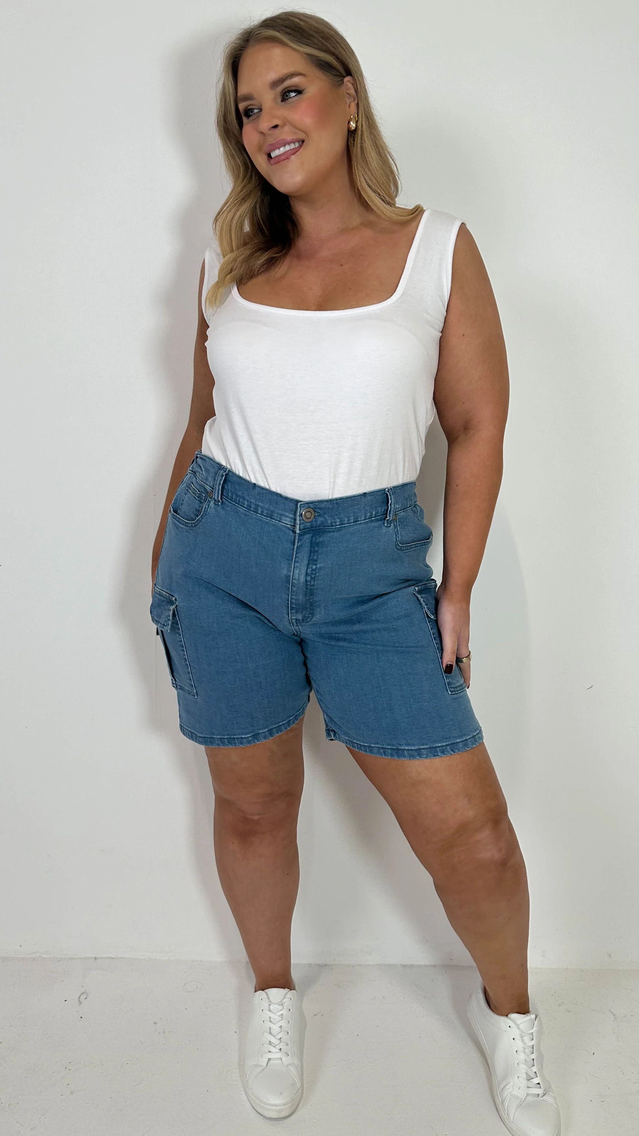 CurveWow Cargo Denim Short Mid Wash - Image 4