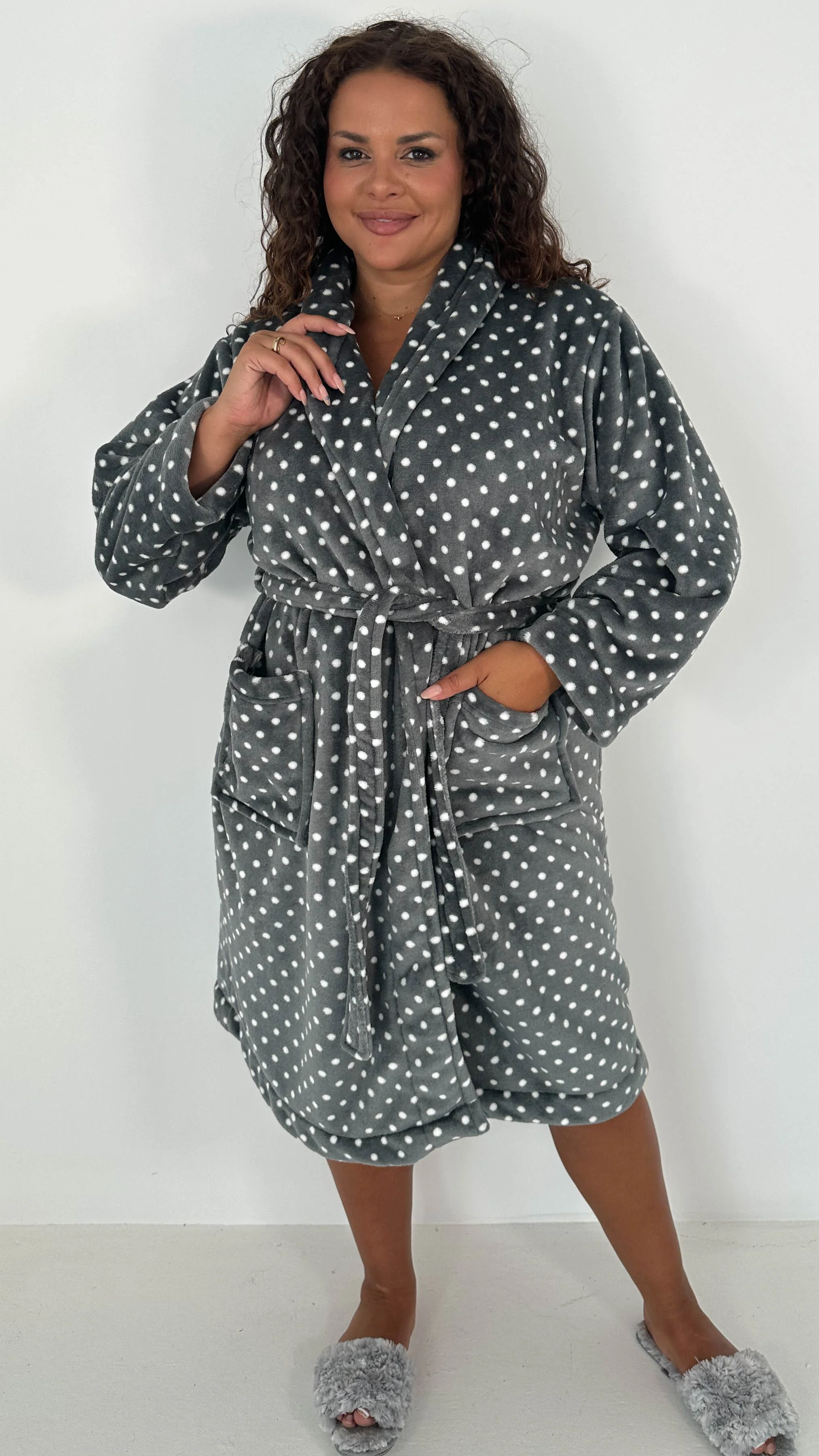 CurveWow Fleece Dressing Gown Charcoal Spot - Image 2