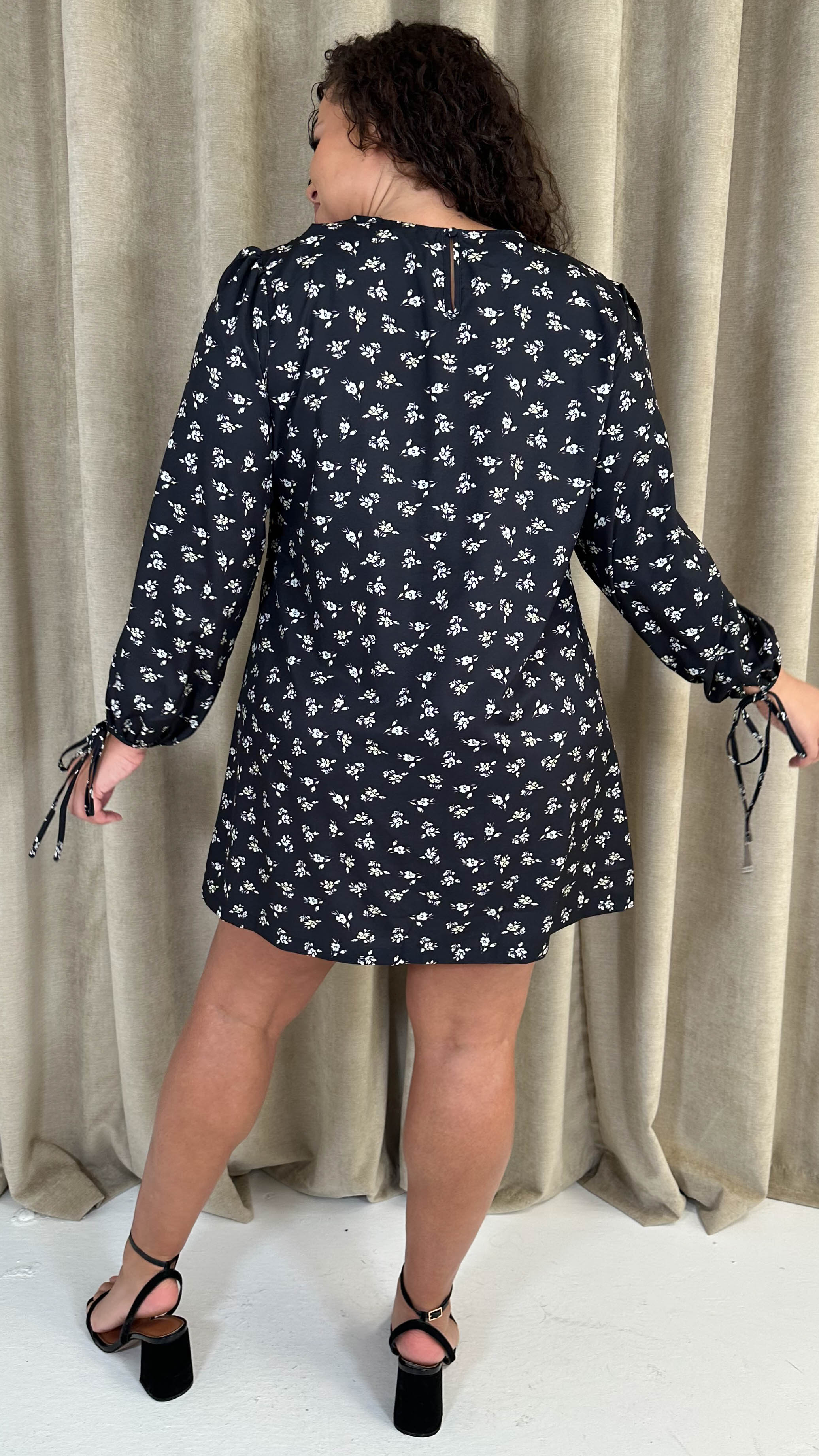 CurveWow Printed Tie Sleeve Shift Dress Black Floral - Image 7