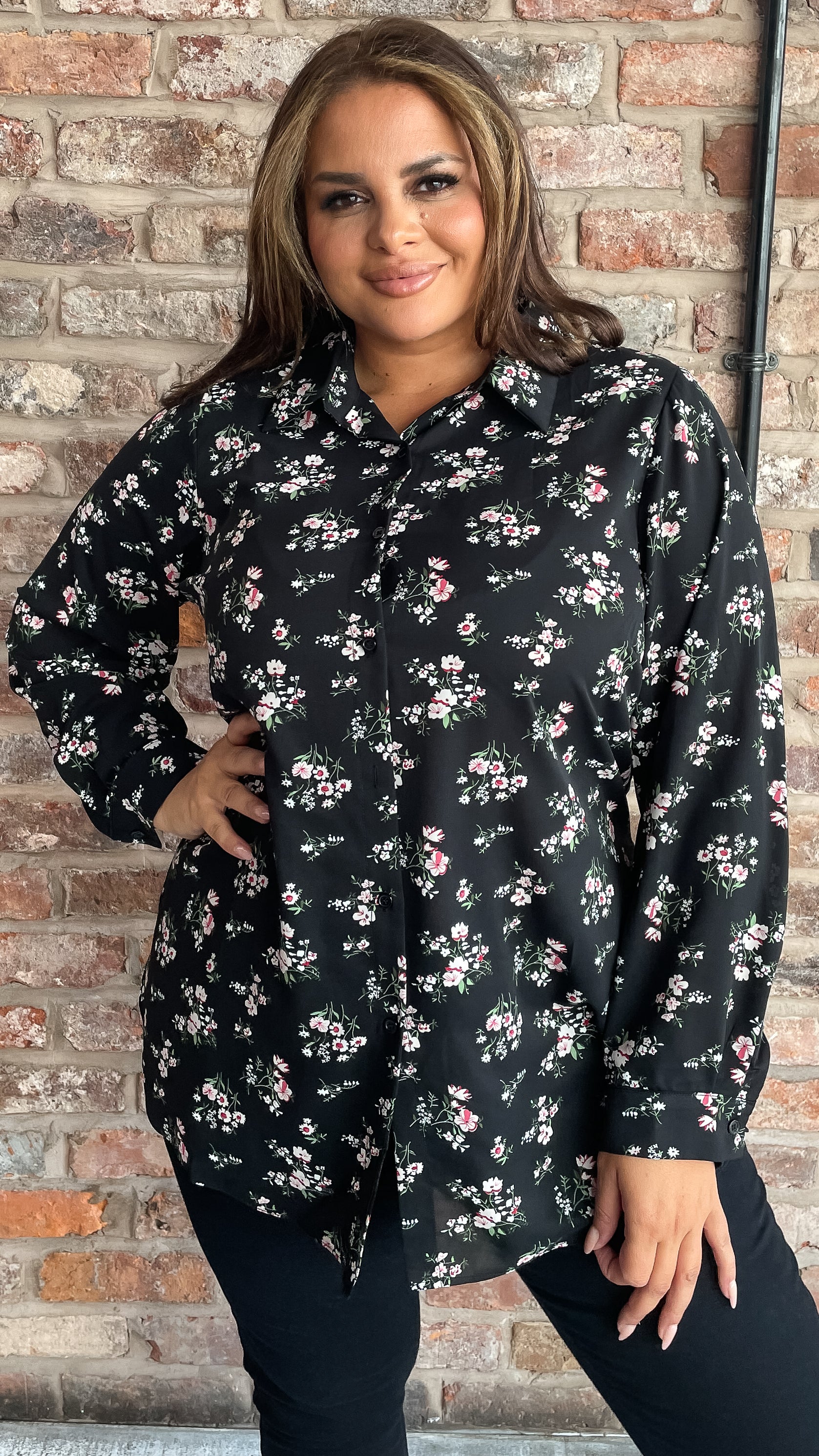 CurveWow Longline Shirt Floral Print Black - Image 5
