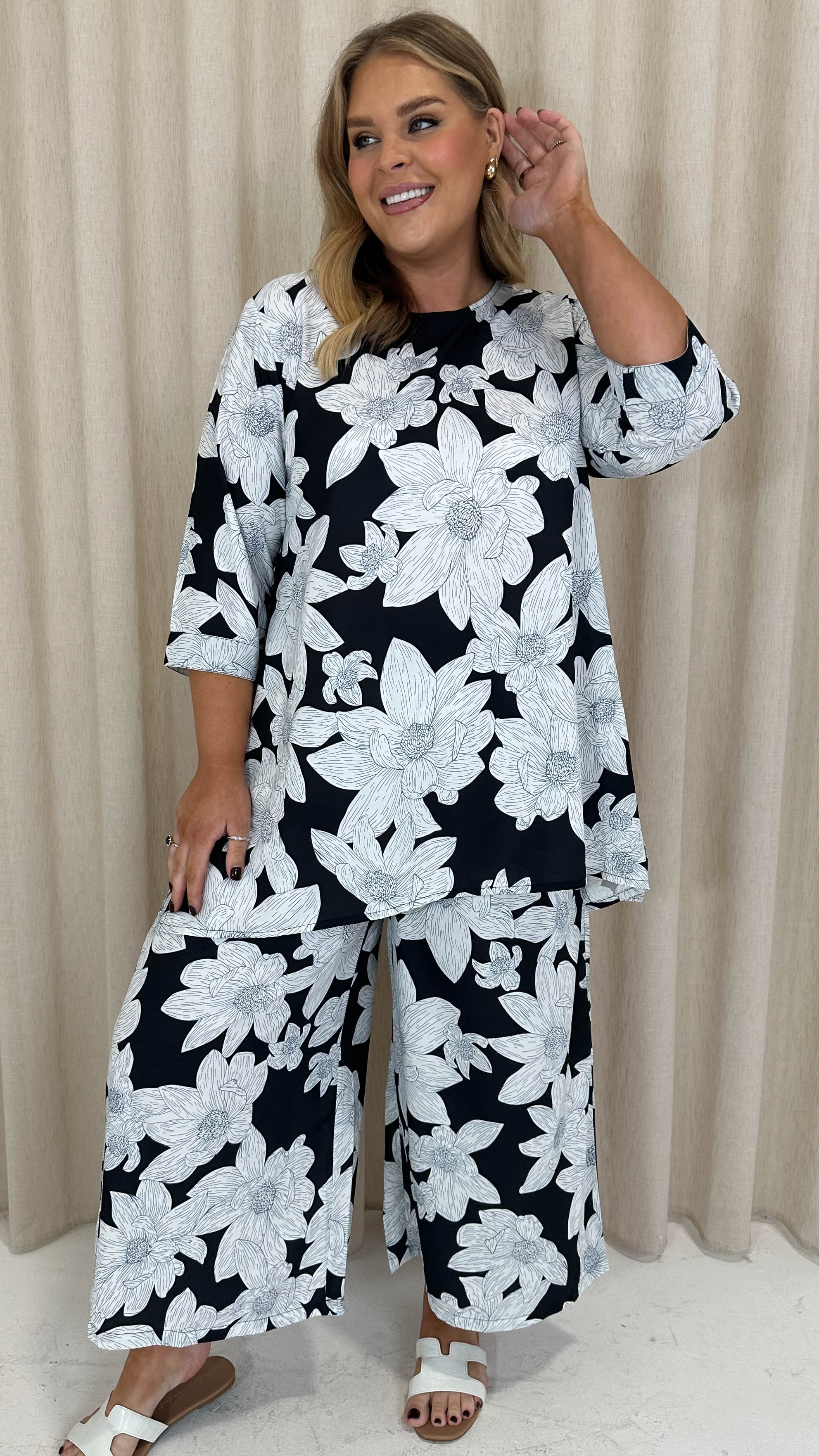 CurveWow Mono Printed Drop Hem Top Mono Floral - Image 2