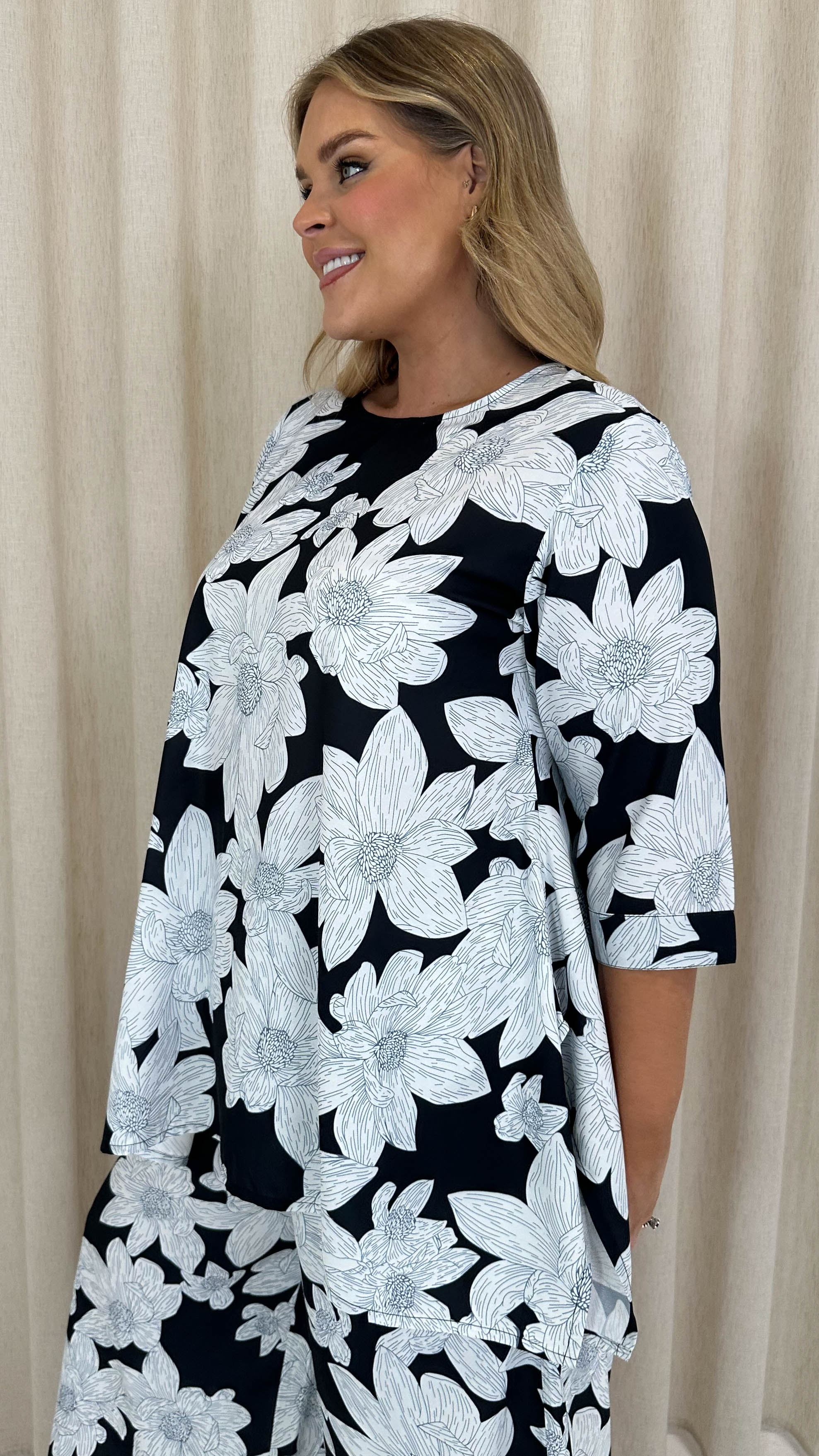 CurveWow Mono Printed Drop Hem Top Mono Floral - Image 3