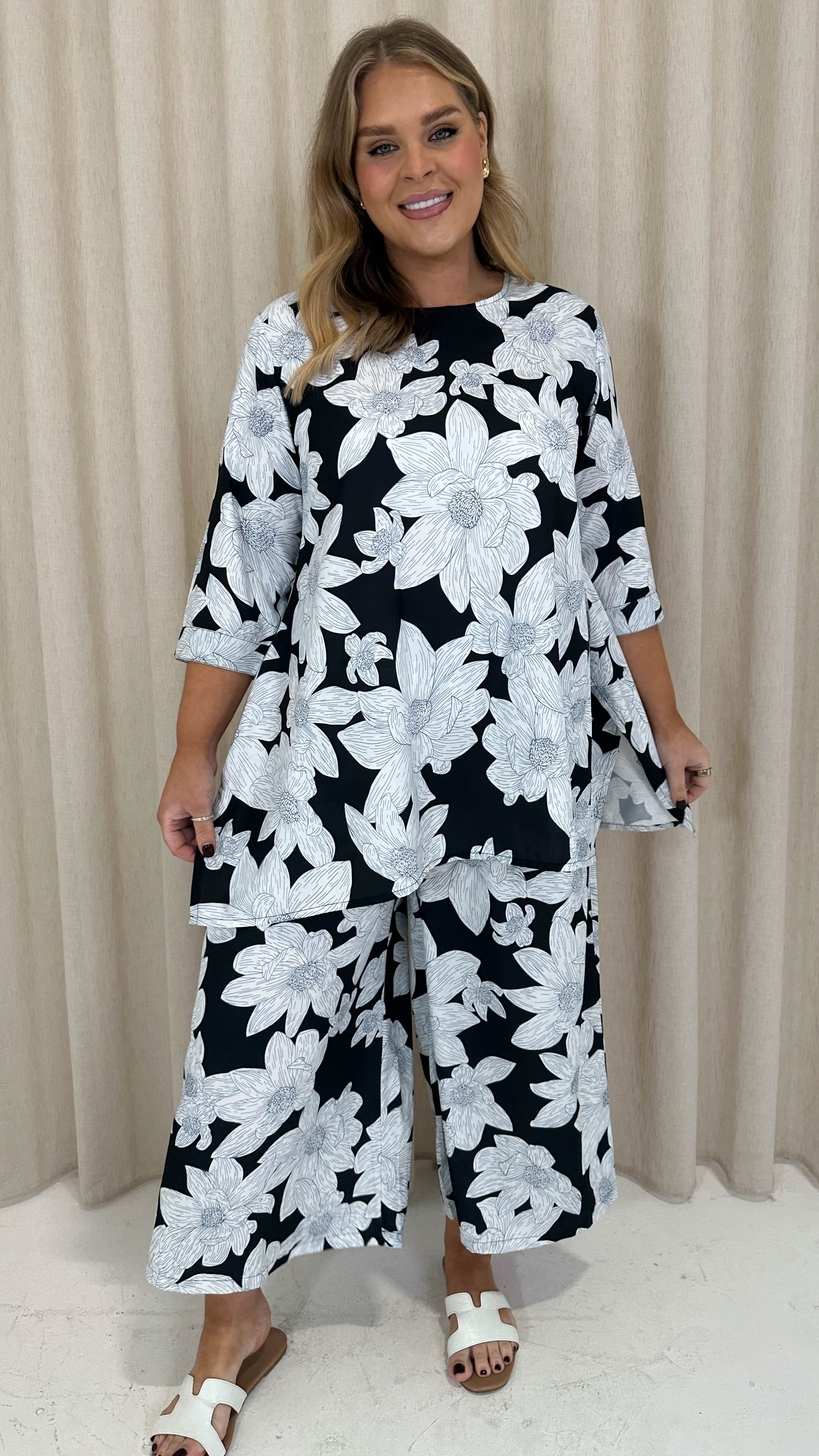 CurveWow Mono Printed Drop Hem Top Mono Floral - Image 4