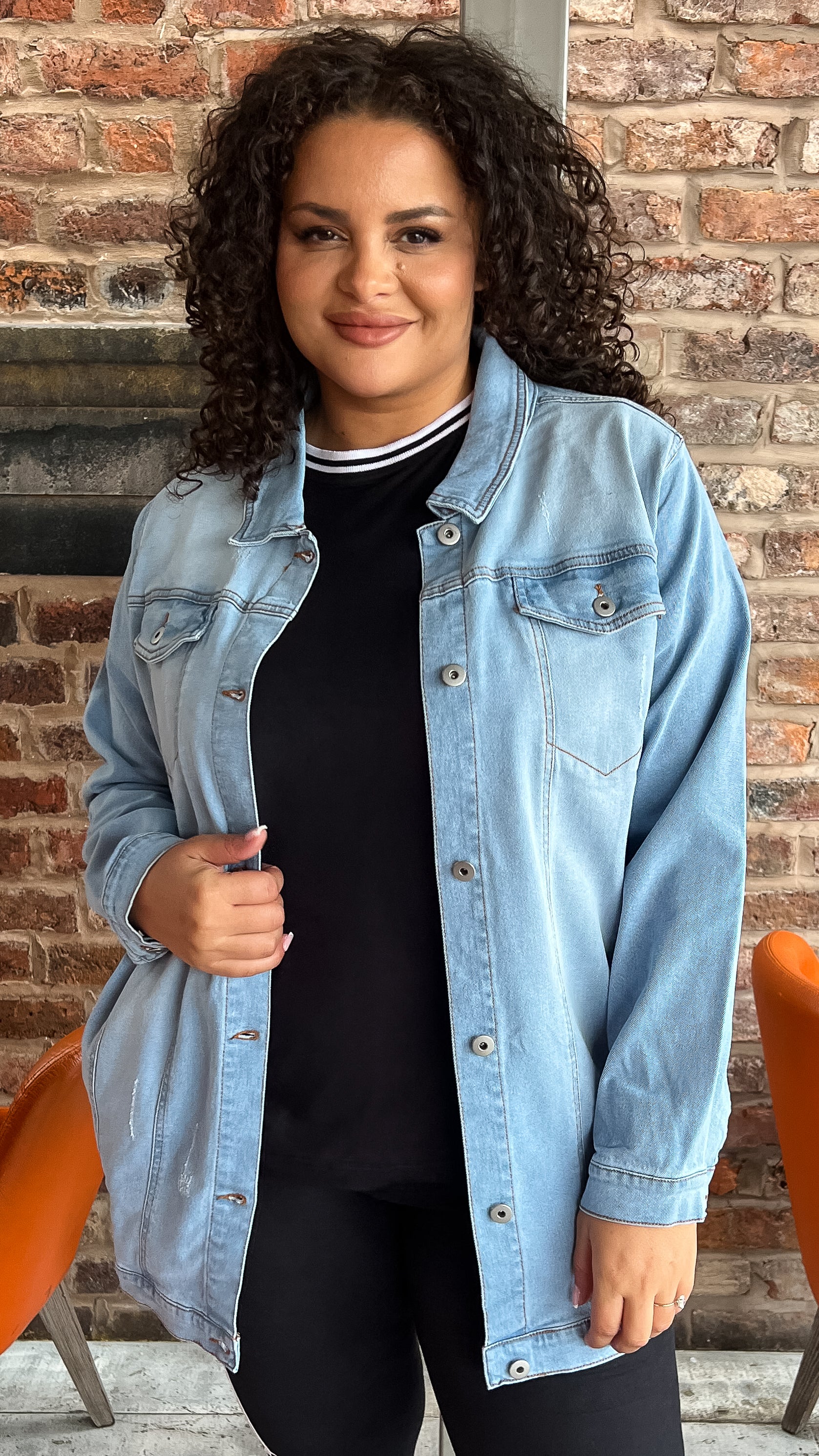 CurveWow Oversized Longline Denim Jacket Light Wash - Image 3
