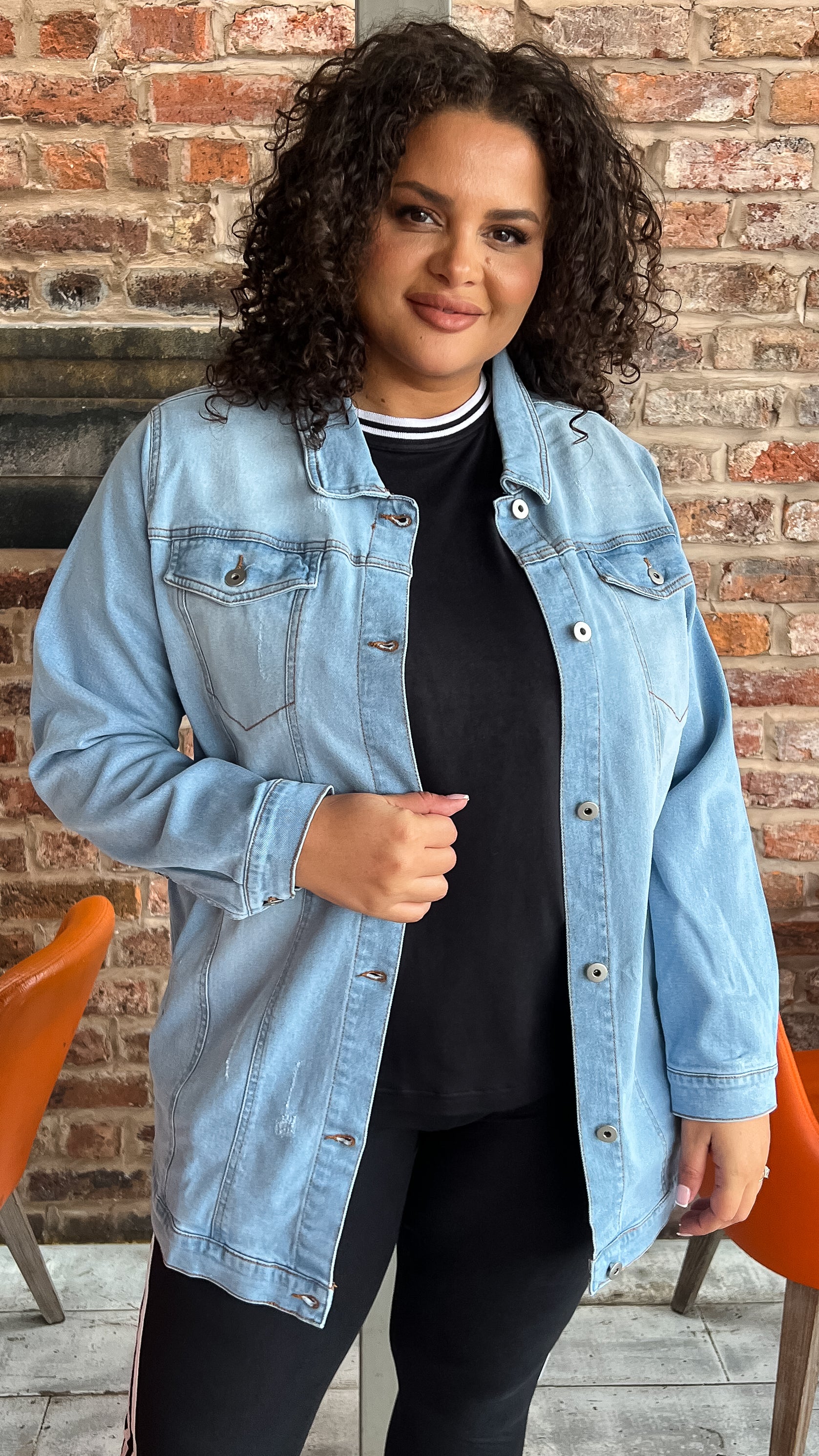 CurveWow Oversized Longline Denim Jacket Light Wash - Image 4