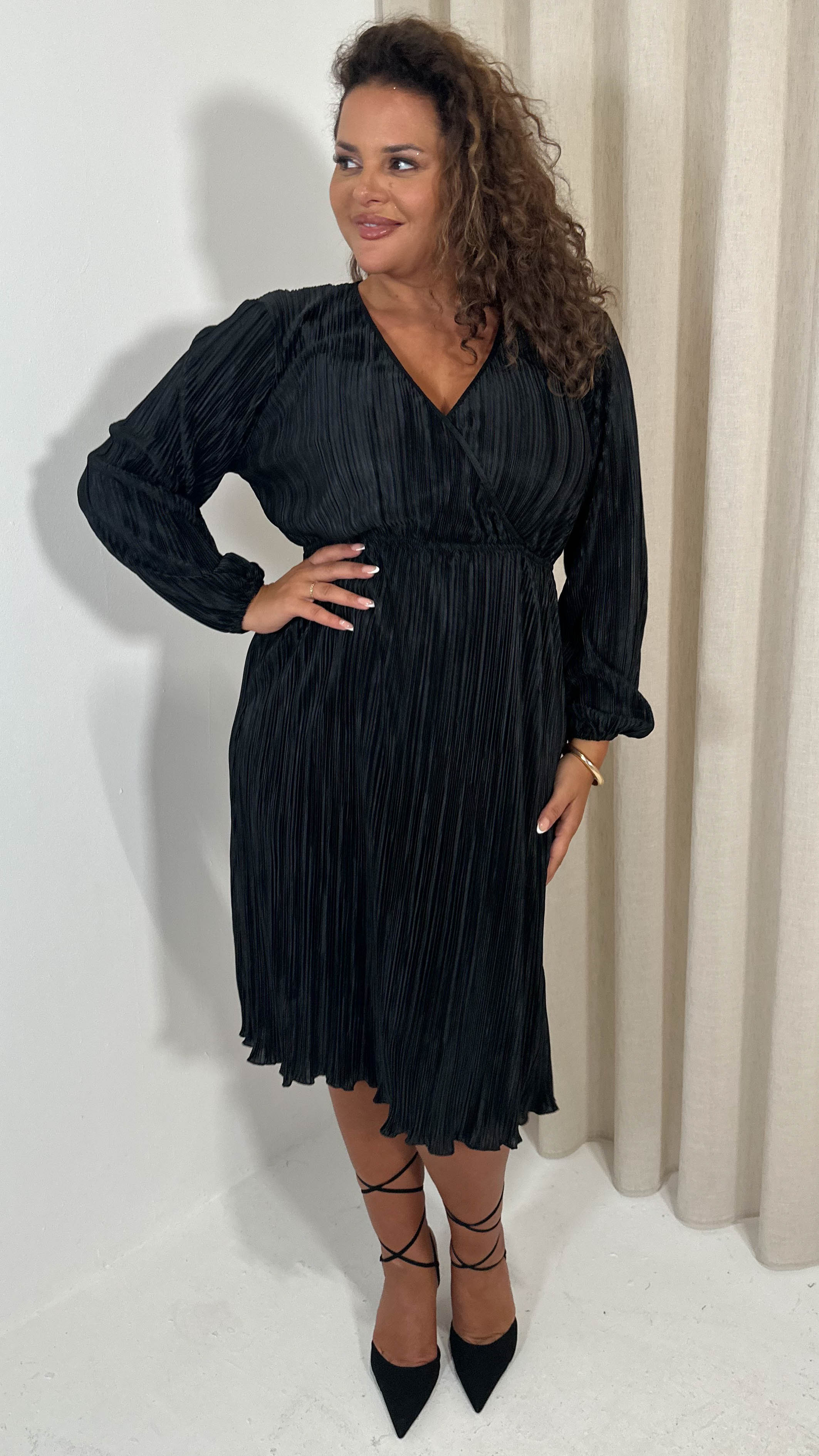 CurveWow Plisse Wrap Midi Dress Black - Image 2