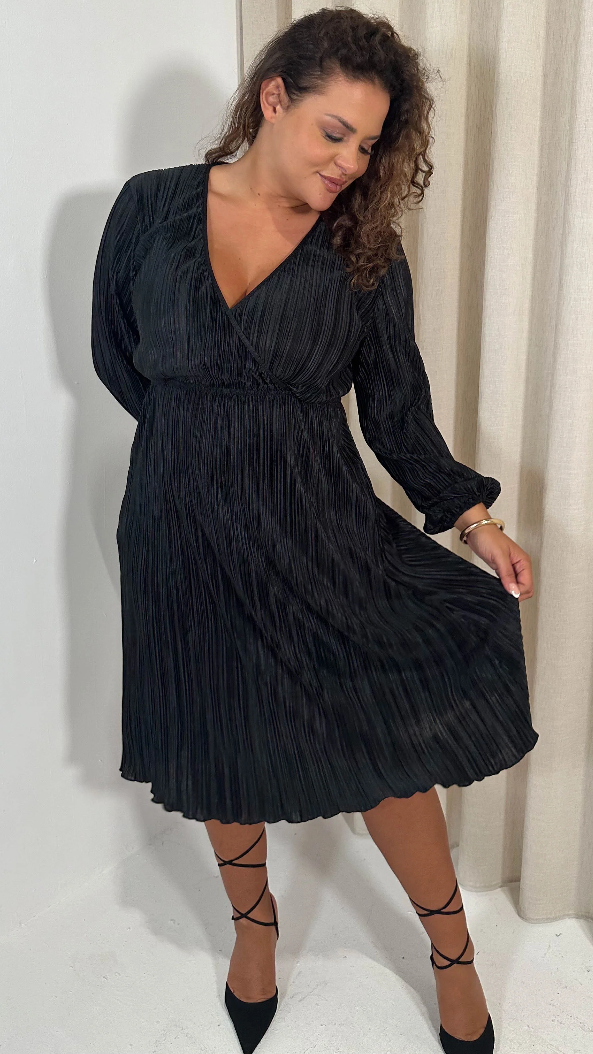 CurveWow Plisse Wrap Midi Dress Black - Image 3