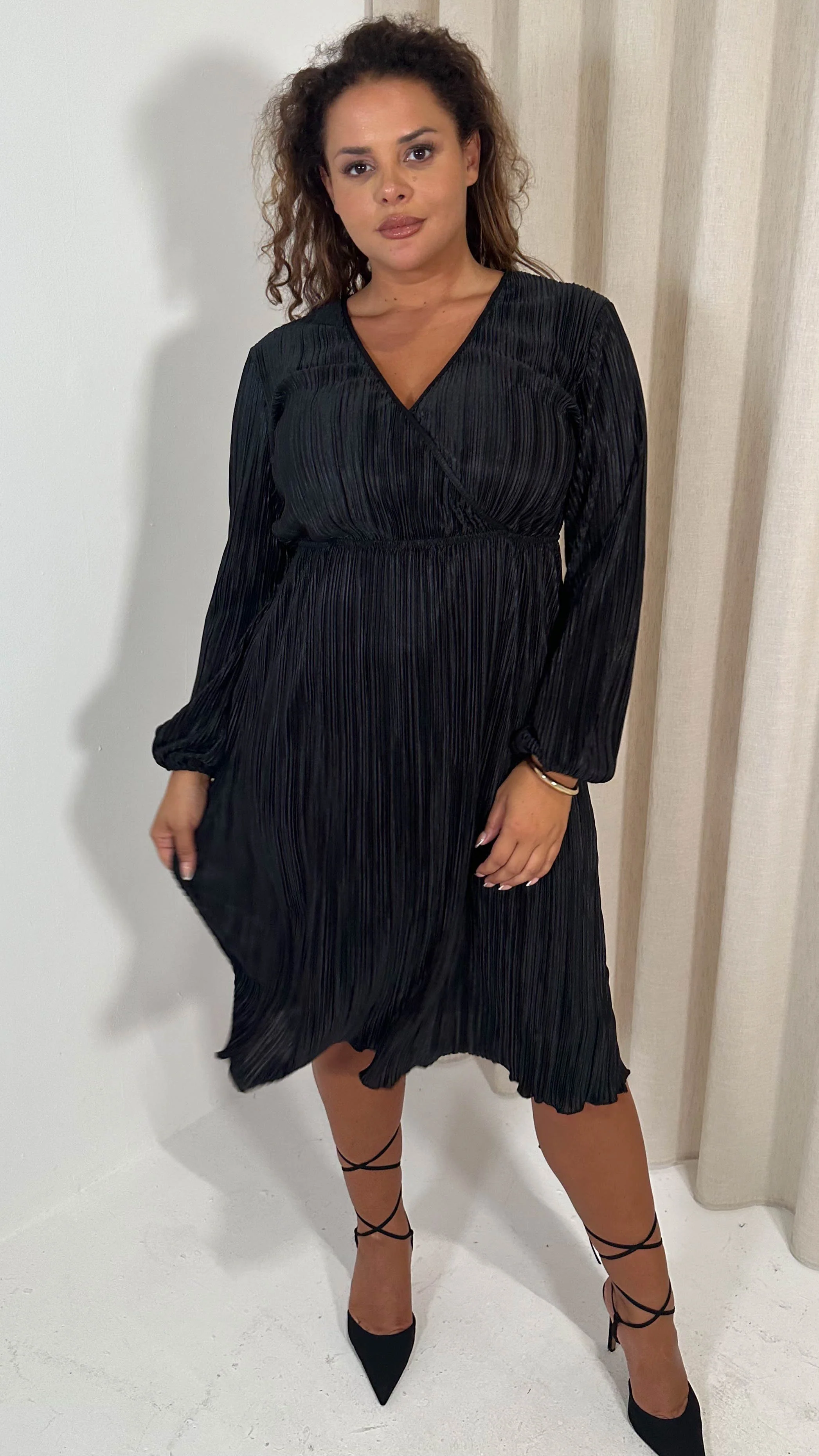 CurveWow Plisse Wrap Midi Dress Black - Image 4