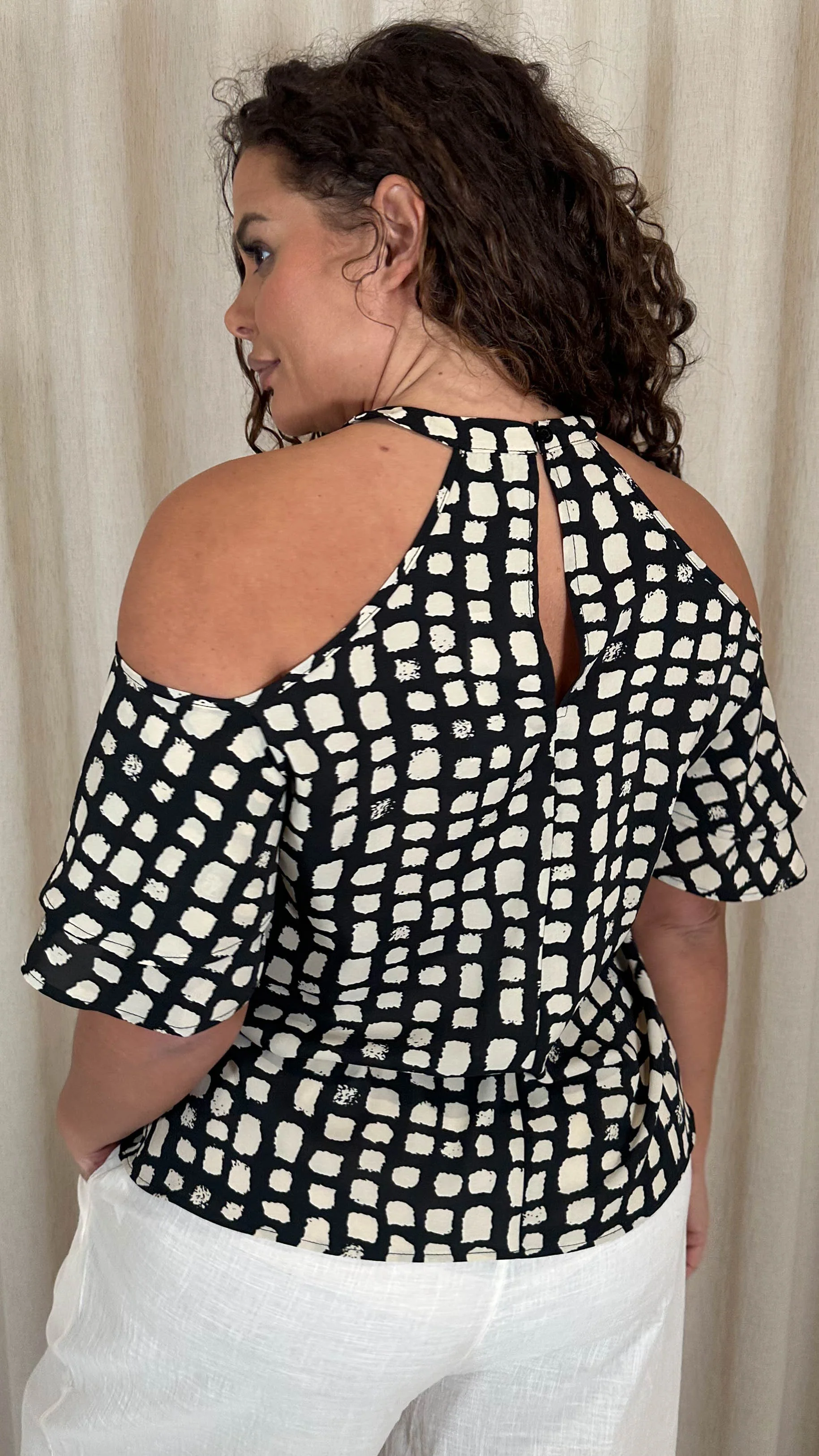 CurveWow Printed Cold Shoulder Top Mono Smudge - Image 8