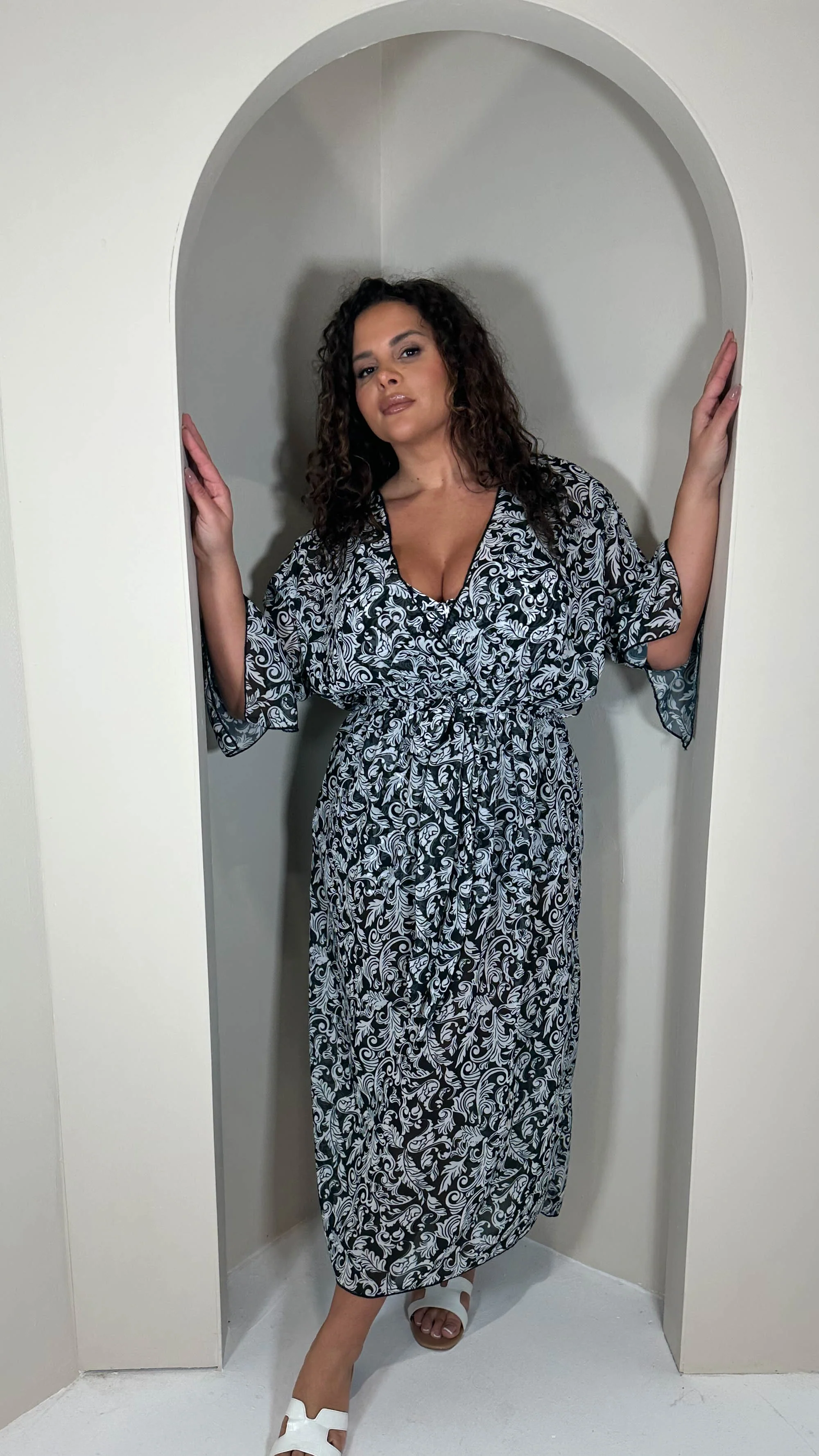 CurveWow Printed Maxi Beach Kaftan Black Baroque - Image 4