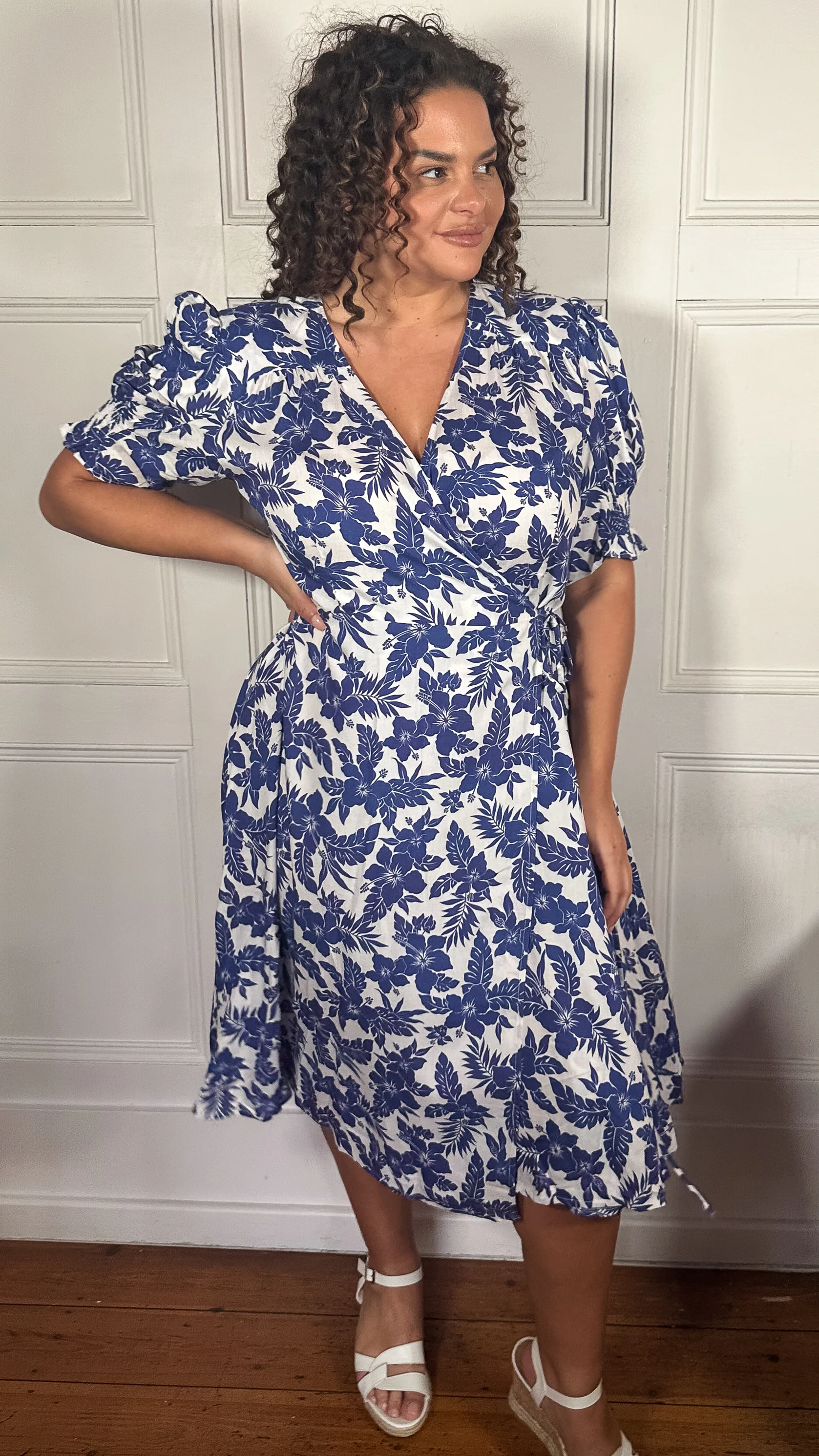CurveWow Printed Puff Sleeve Wrap Midi Dress Blue Floral - Image 3