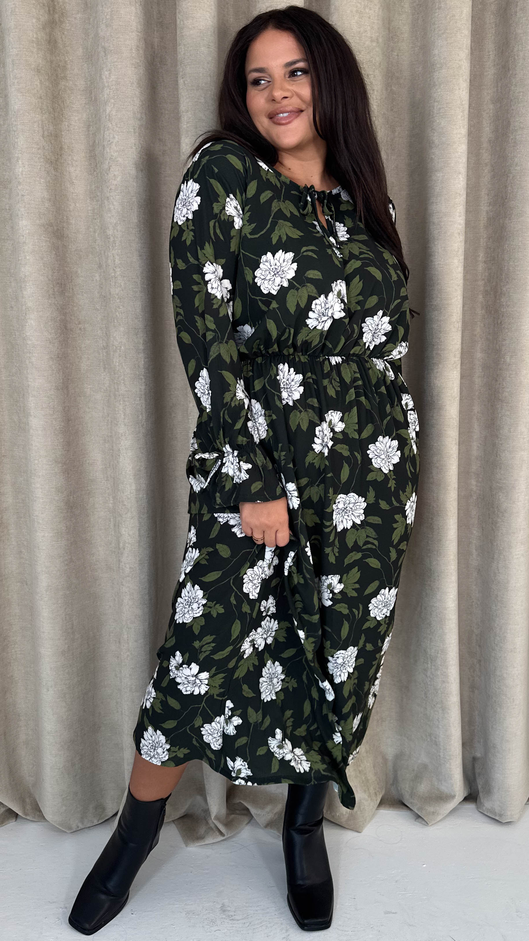 CurveWow Tie Cuff Midaxi Dress Black Floral - Image 4