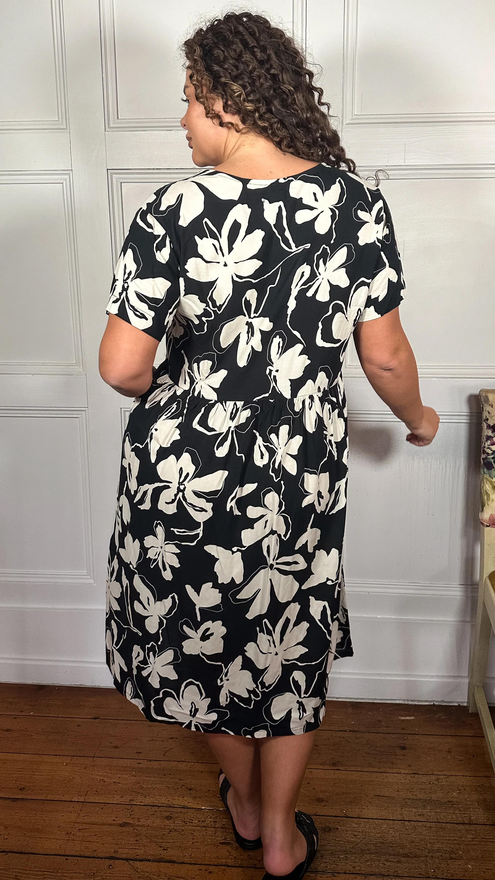 CurveWow Printed V Neck Smock Dress Mono Floral - Image 7