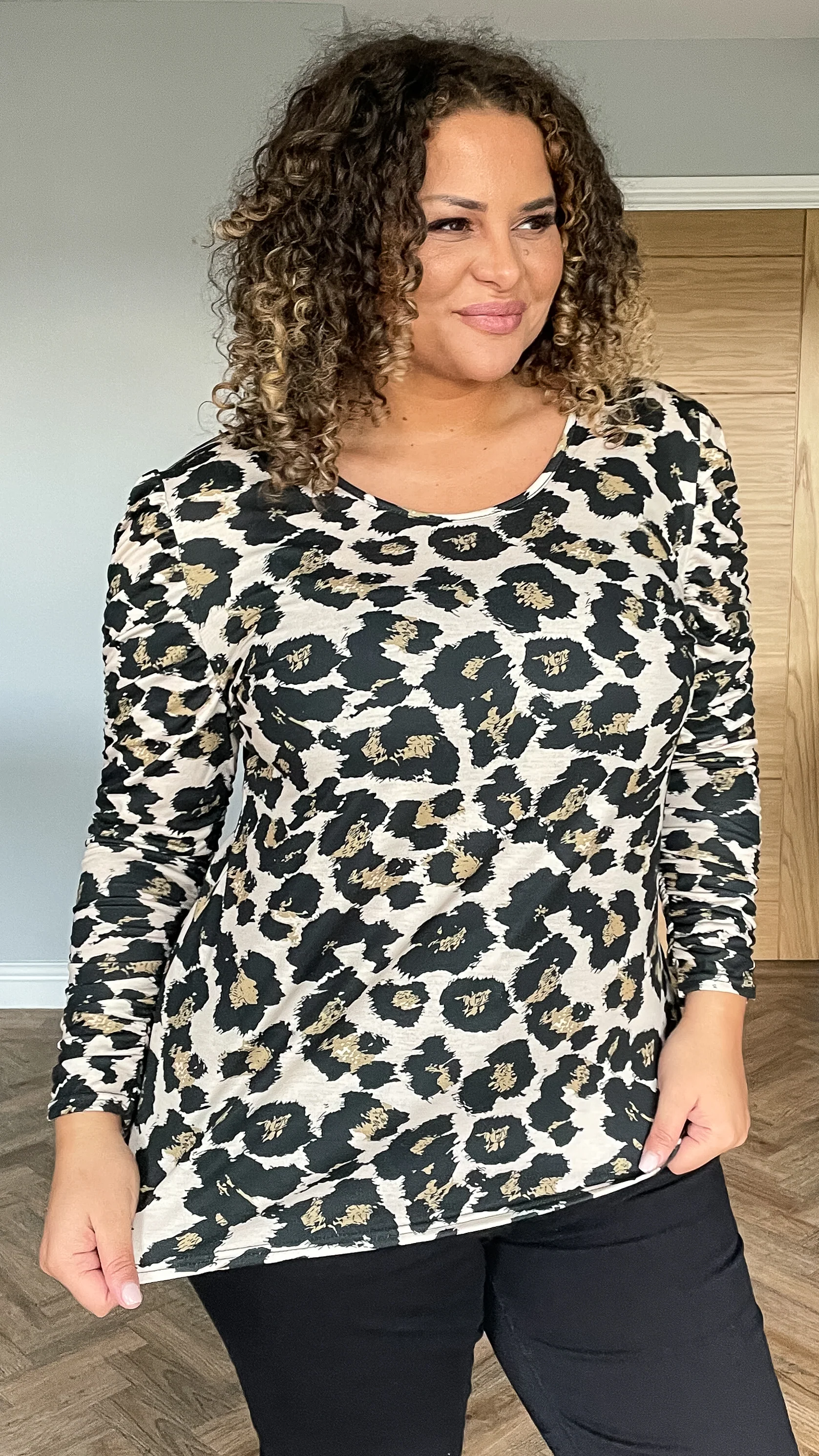 CurveWow Ruched Sleeve Top Leopard Print - Image 5