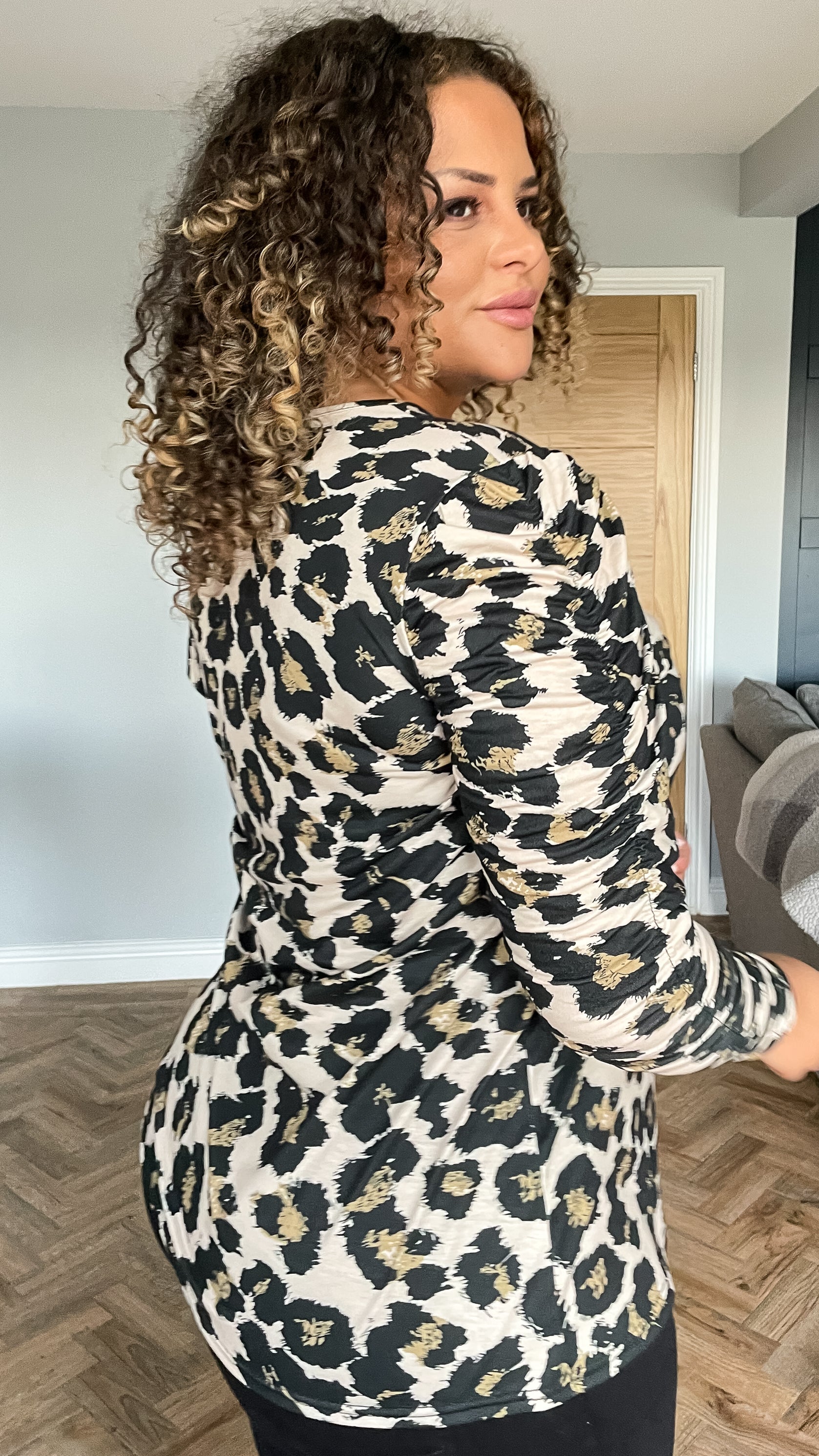 CurveWow Ruched Sleeve Top Leopard Print - Image 6