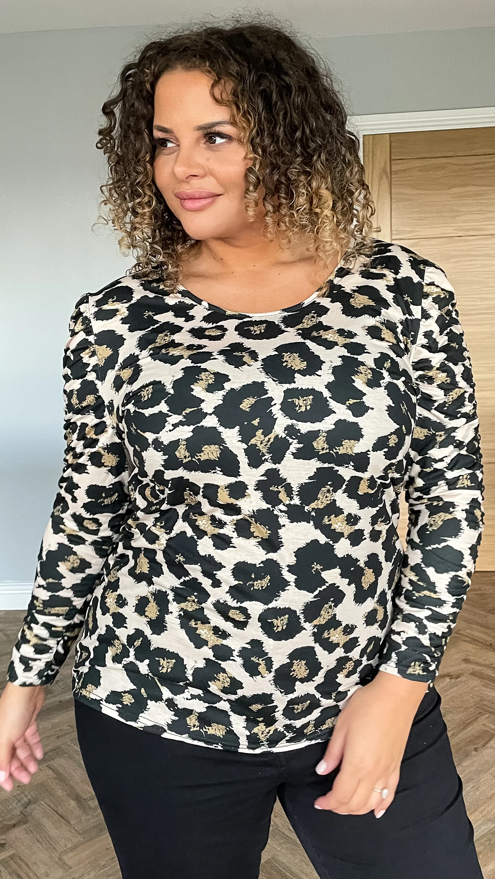 CurveWow Ruched Sleeve Top Leopard Print - Image 7