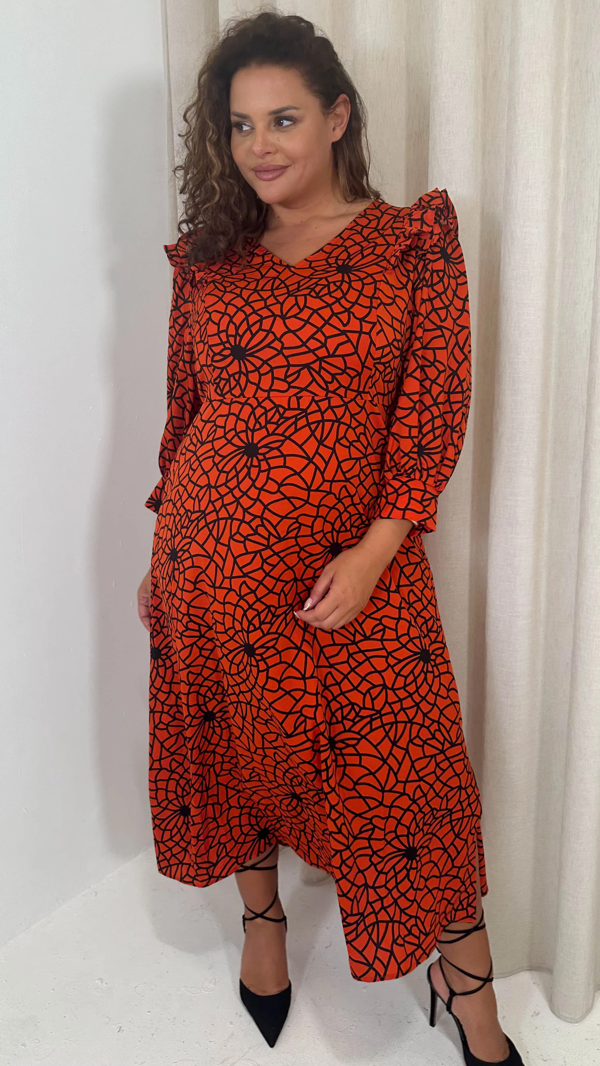 CurveWow Ruffle Shoulder V Neck Midi Dress Rust Grid - Image 4
