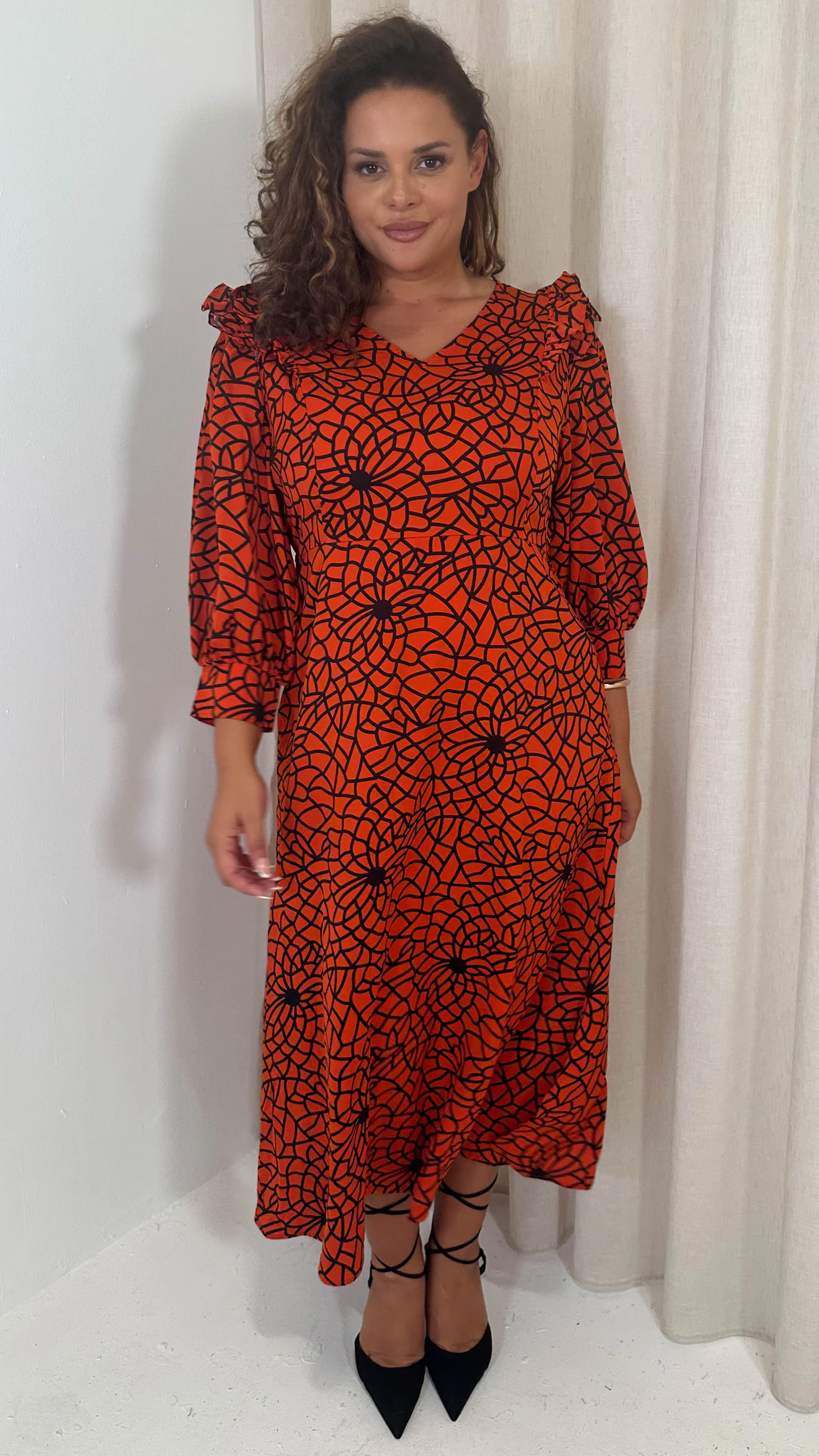 CurveWow Ruffle Shoulder V Neck Midi Dress Rust Grid - Image 5