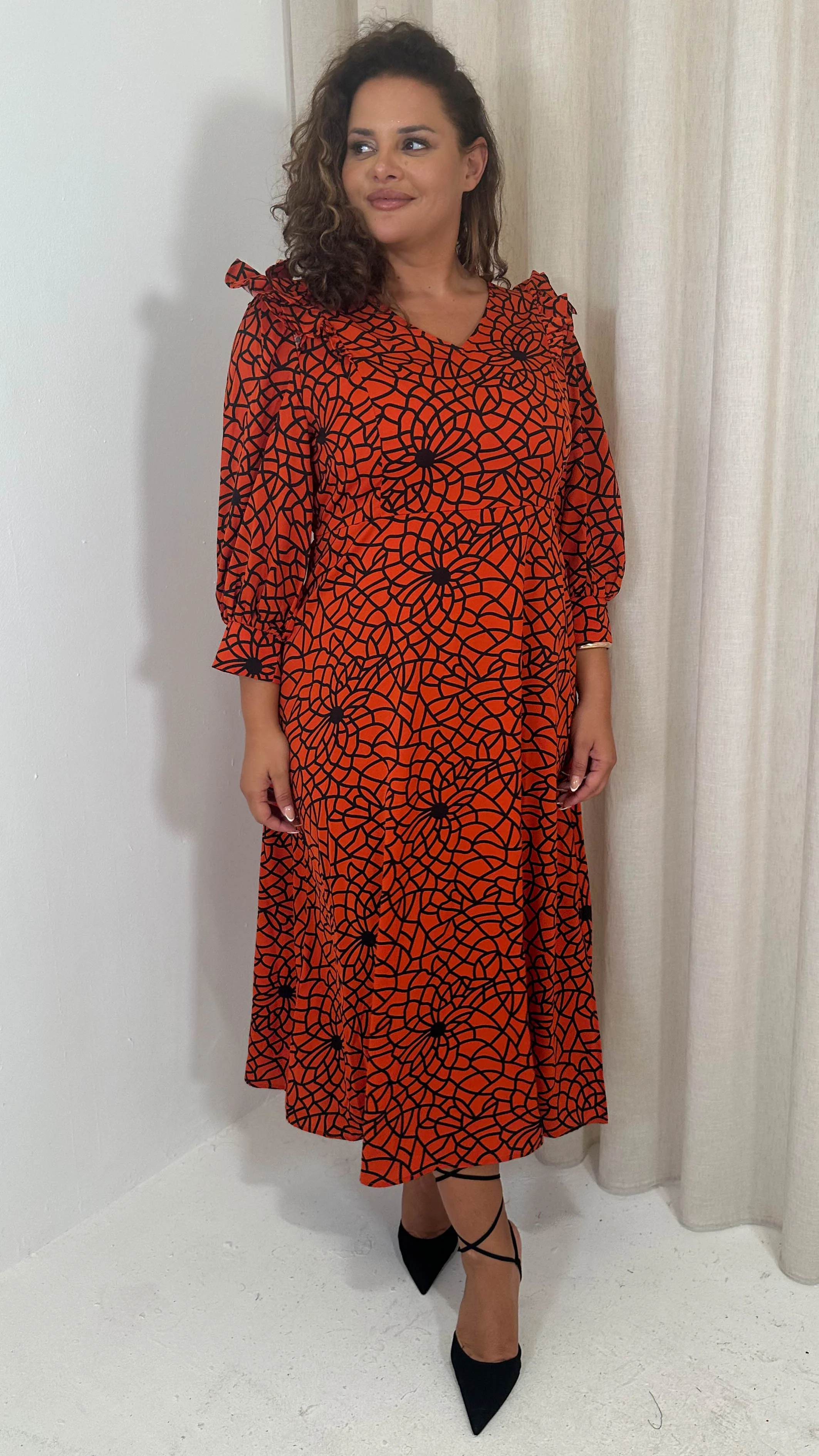CurveWow Ruffle Shoulder V Neck Midi Dress Rust Grid - Image 6