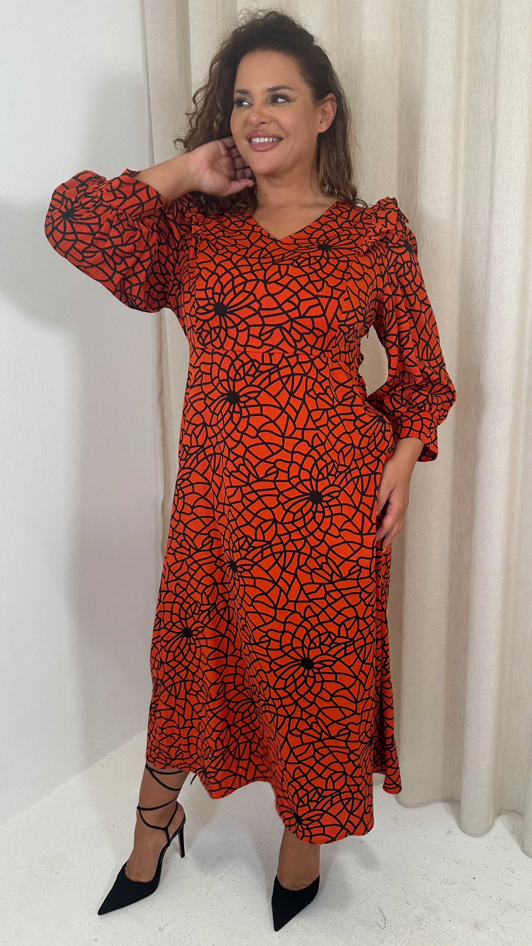 CurveWow Ruffle Shoulder V Neck Midi Dress Rust Grid - Image 7