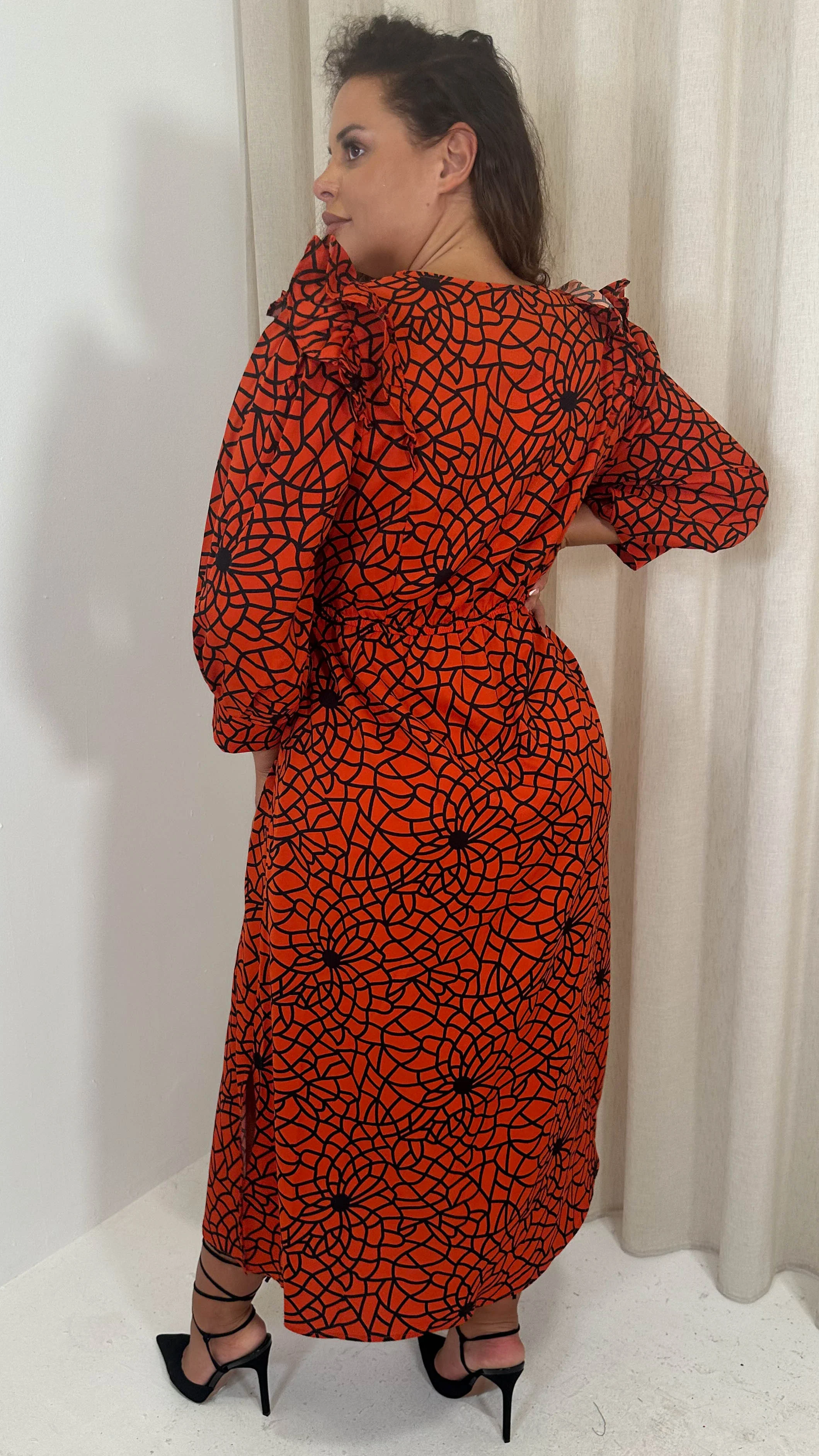 CurveWow Ruffle Shoulder V Neck Midi Dress Rust Grid - Image 8