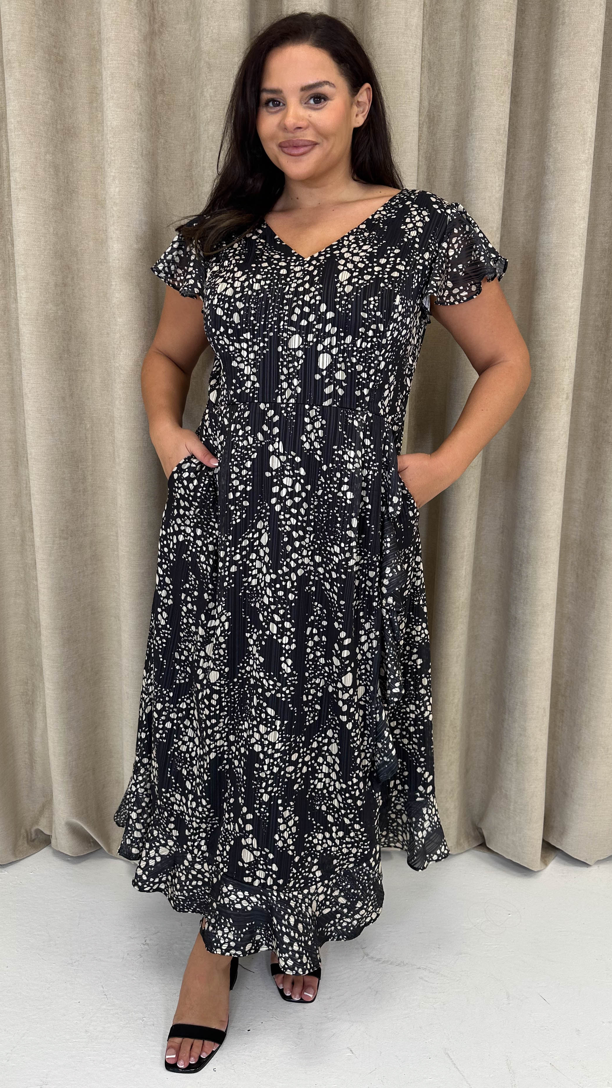 CurveWow Printed Flutter Sleeve Midaxi Dress Black - Image 5