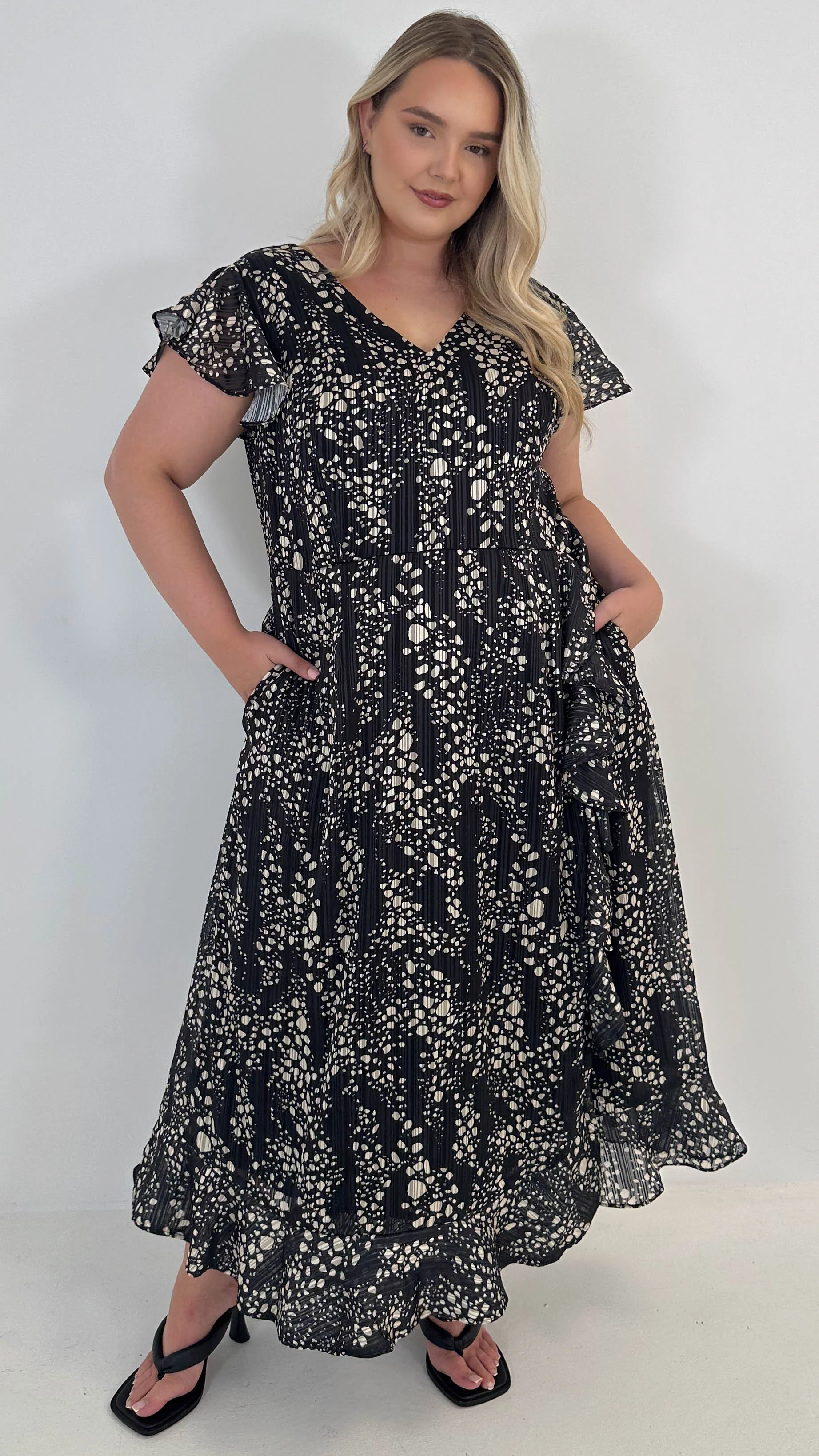 CurveWow Printed Flutter Sleeve Midaxi Dress Black - Image 9