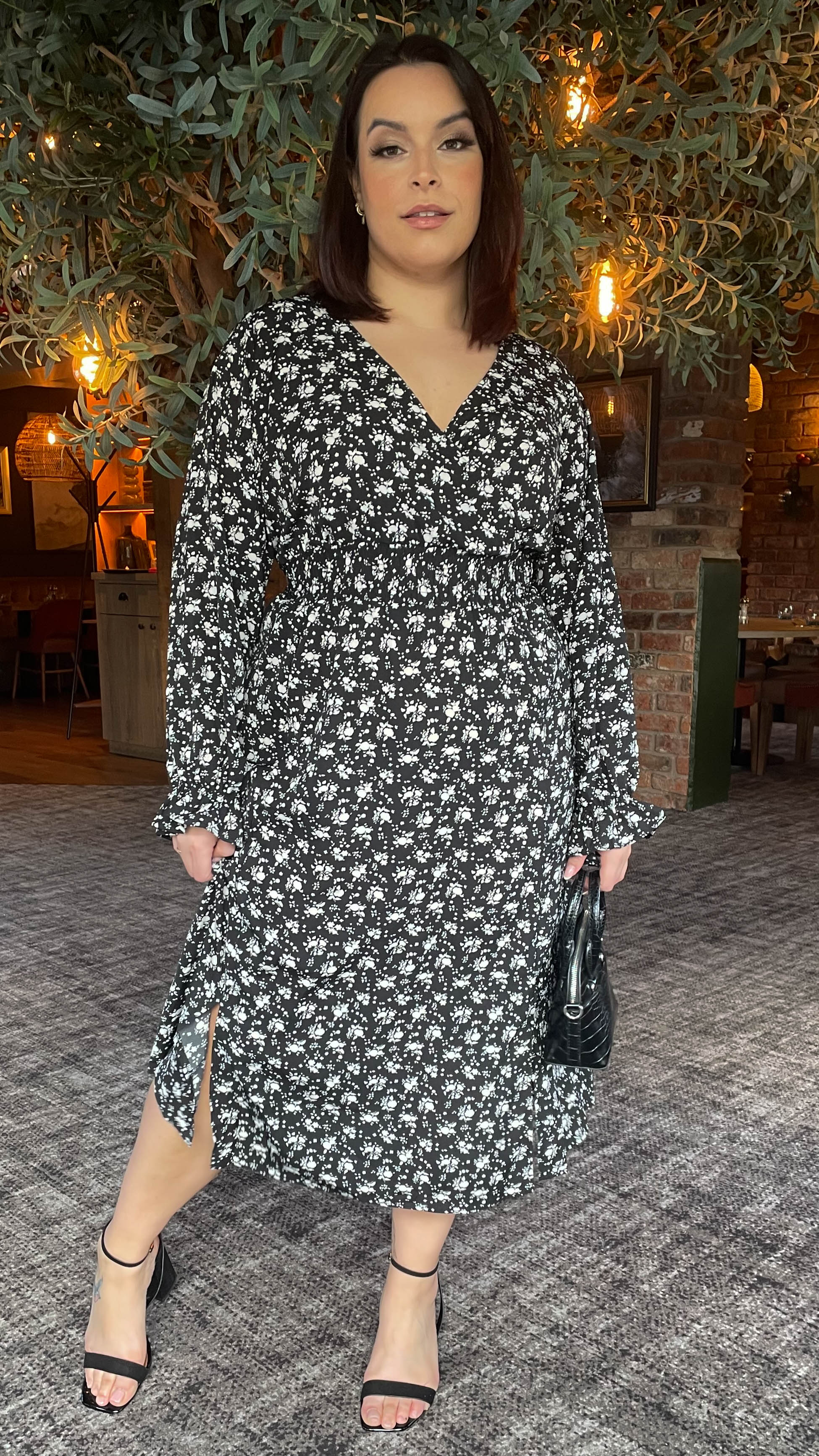 CurveWow Shirred Waist Dress Black Ditsy - Image 5