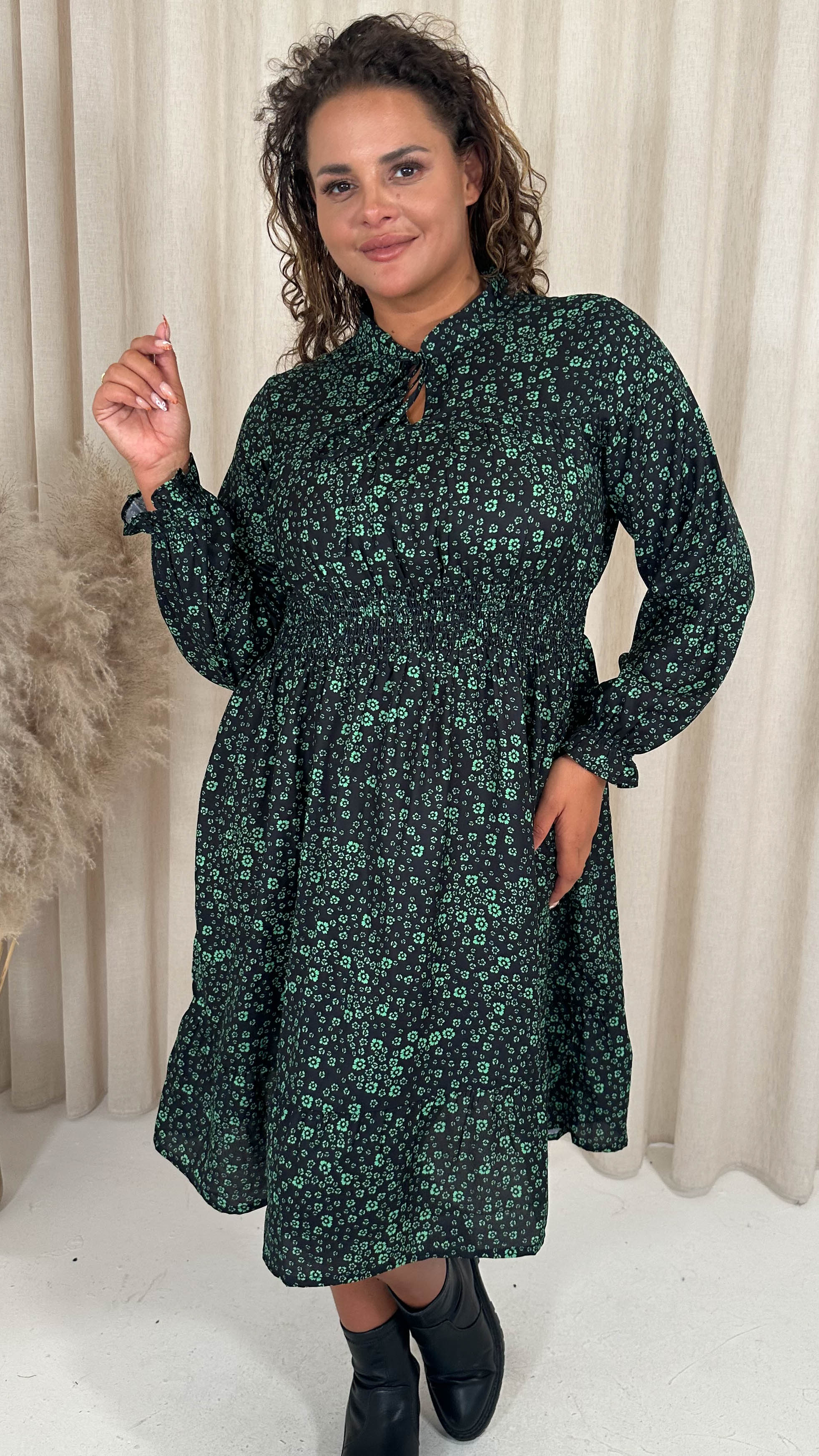 CurveWow Shirred Waist Tie Neck Dress Black & Green Ditsy - Image 2