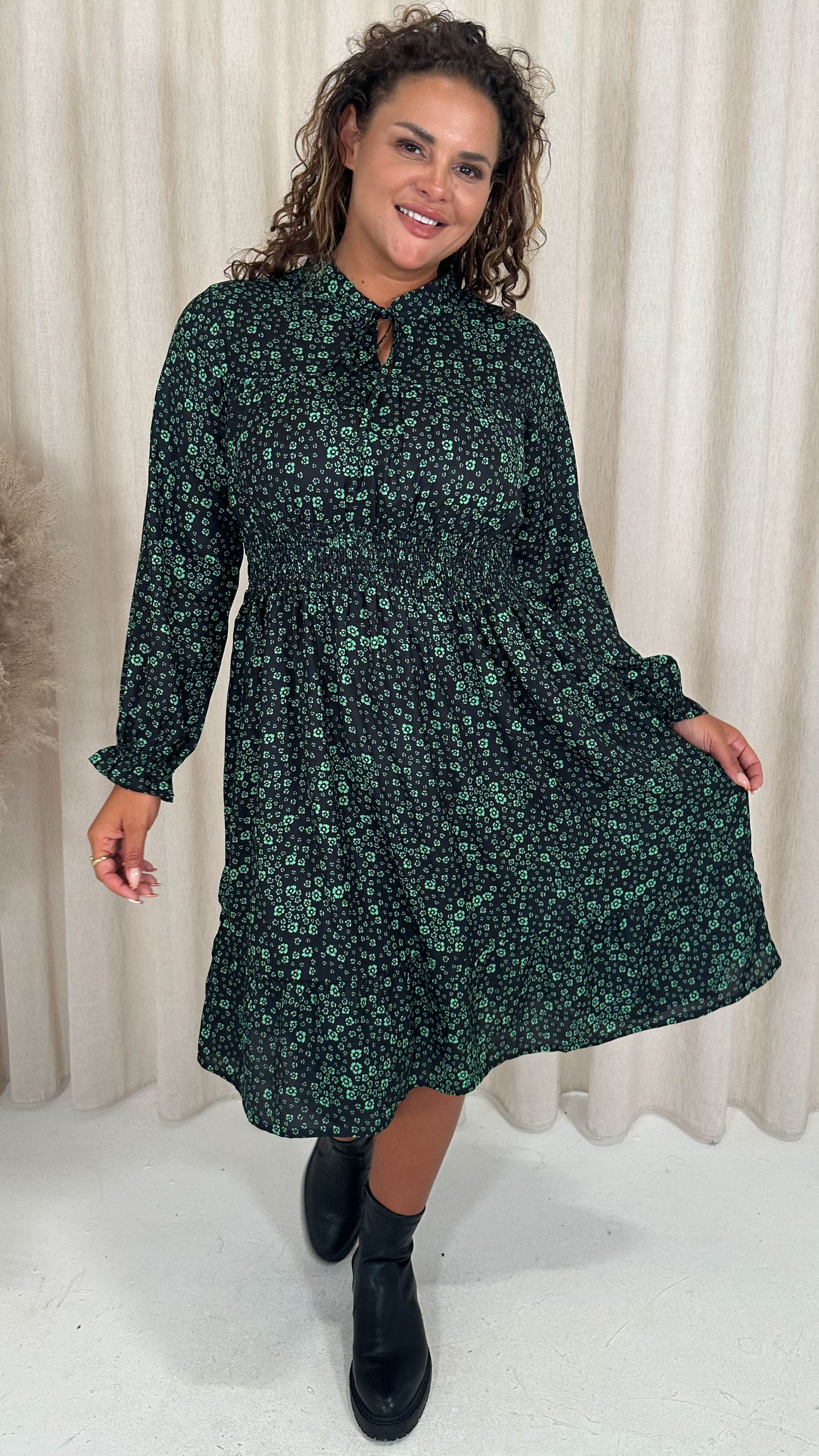 CurveWow Shirred Waist Tie Neck Dress Black & Green Ditsy - Image 5