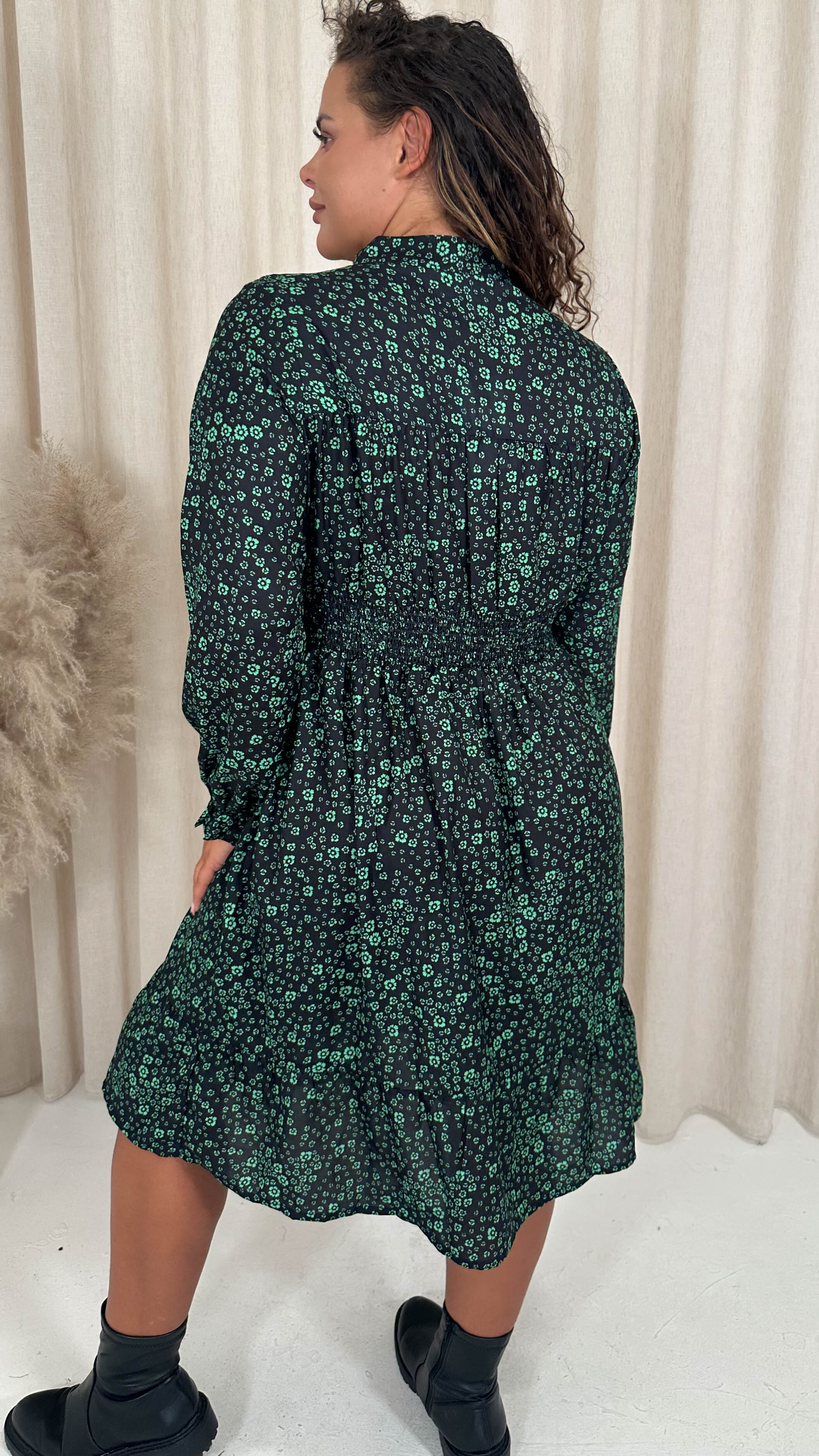 CurveWow Shirred Waist Tie Neck Dress Black & Green Ditsy - Image 6