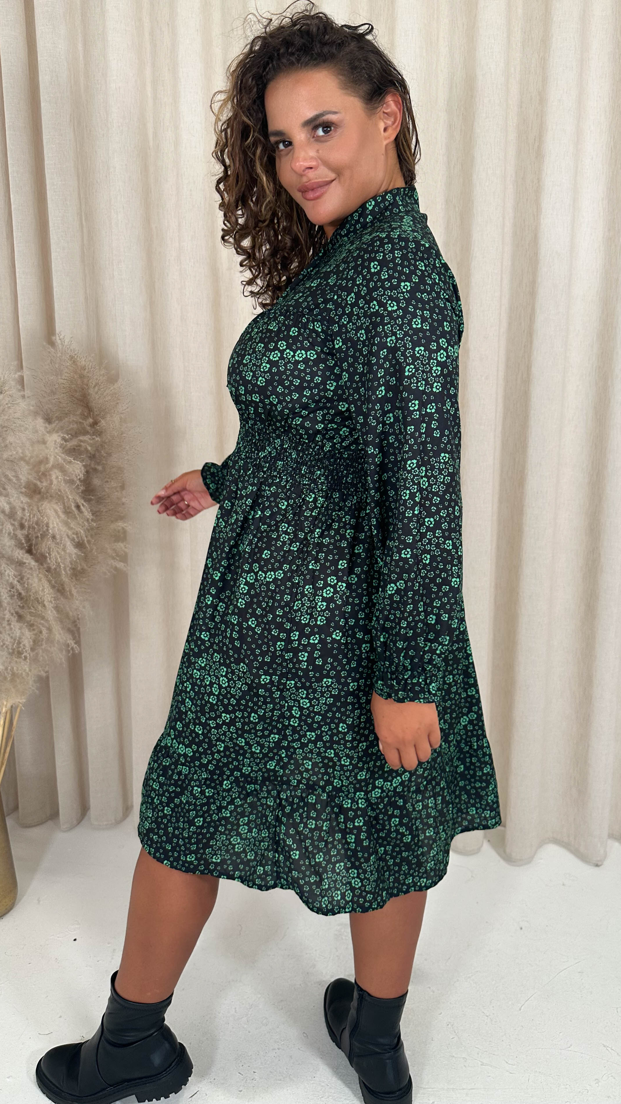 CurveWow Shirred Waist Tie Neck Dress Black & Green Ditsy - Image 7