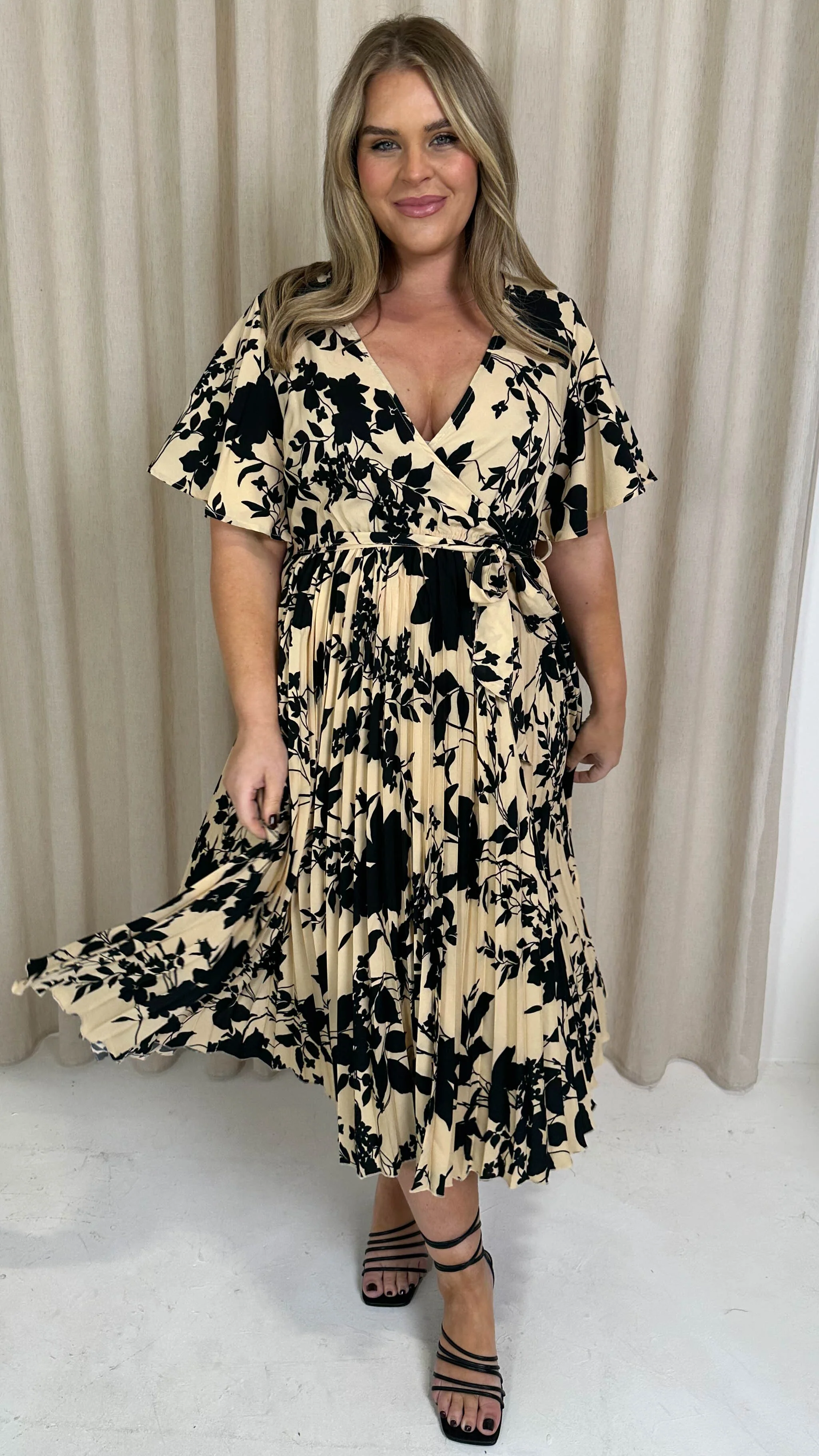 CurveWow Short Sleeve Pleated Midi Dress Nude/Black Floral - Image 6