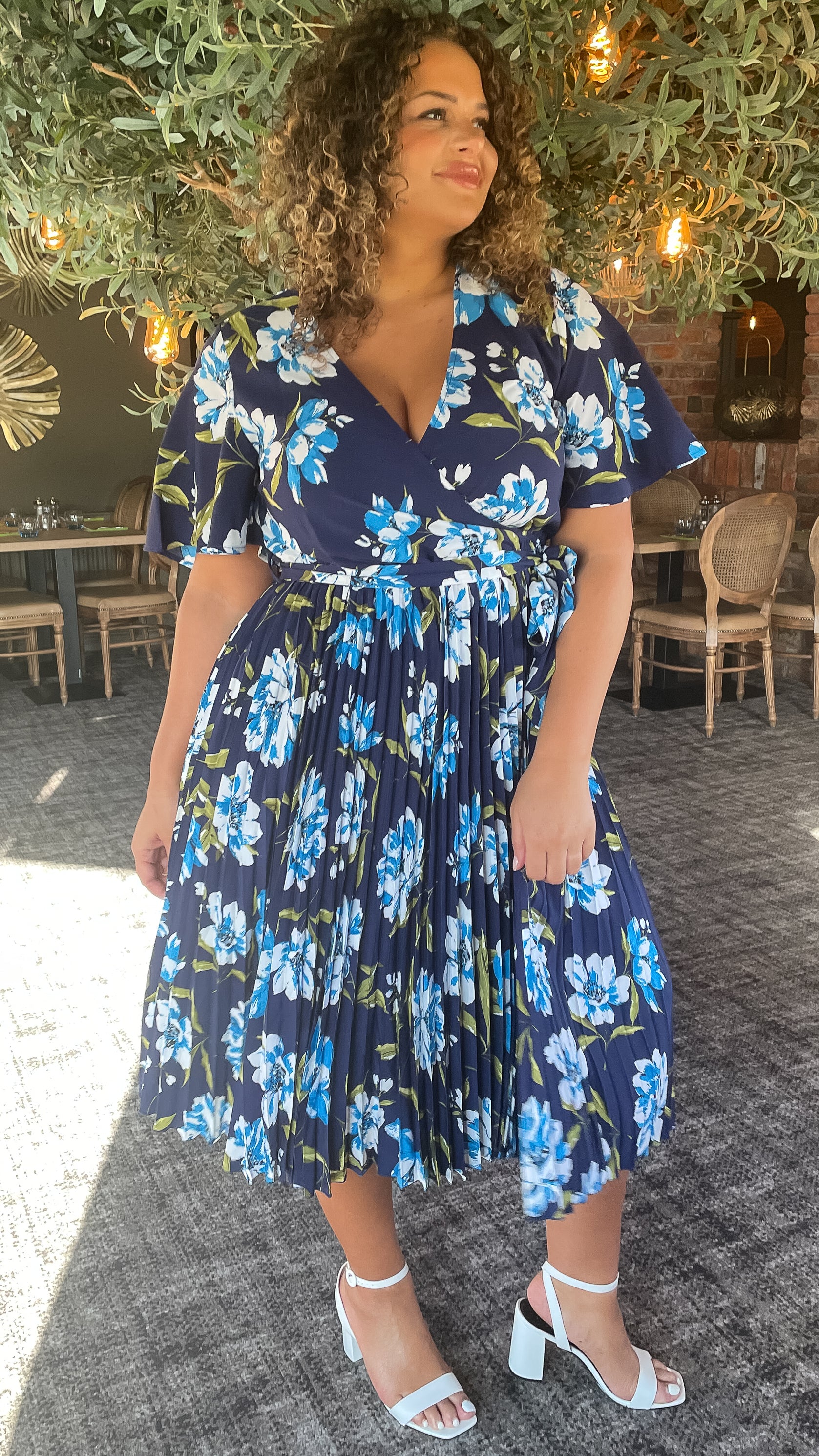 CurveWow Short Sleeve Pleated Wrap Dress Navy Floral - Image 3