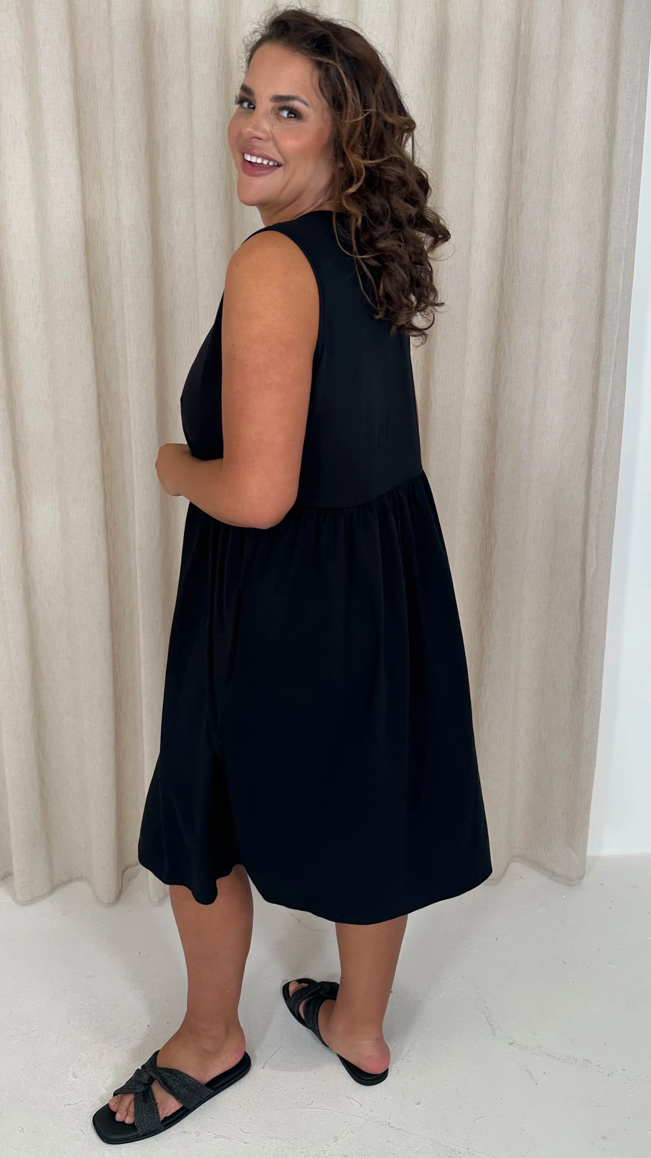 CurveWow Basic Sleeveless Pocket Dress Black - Image 9