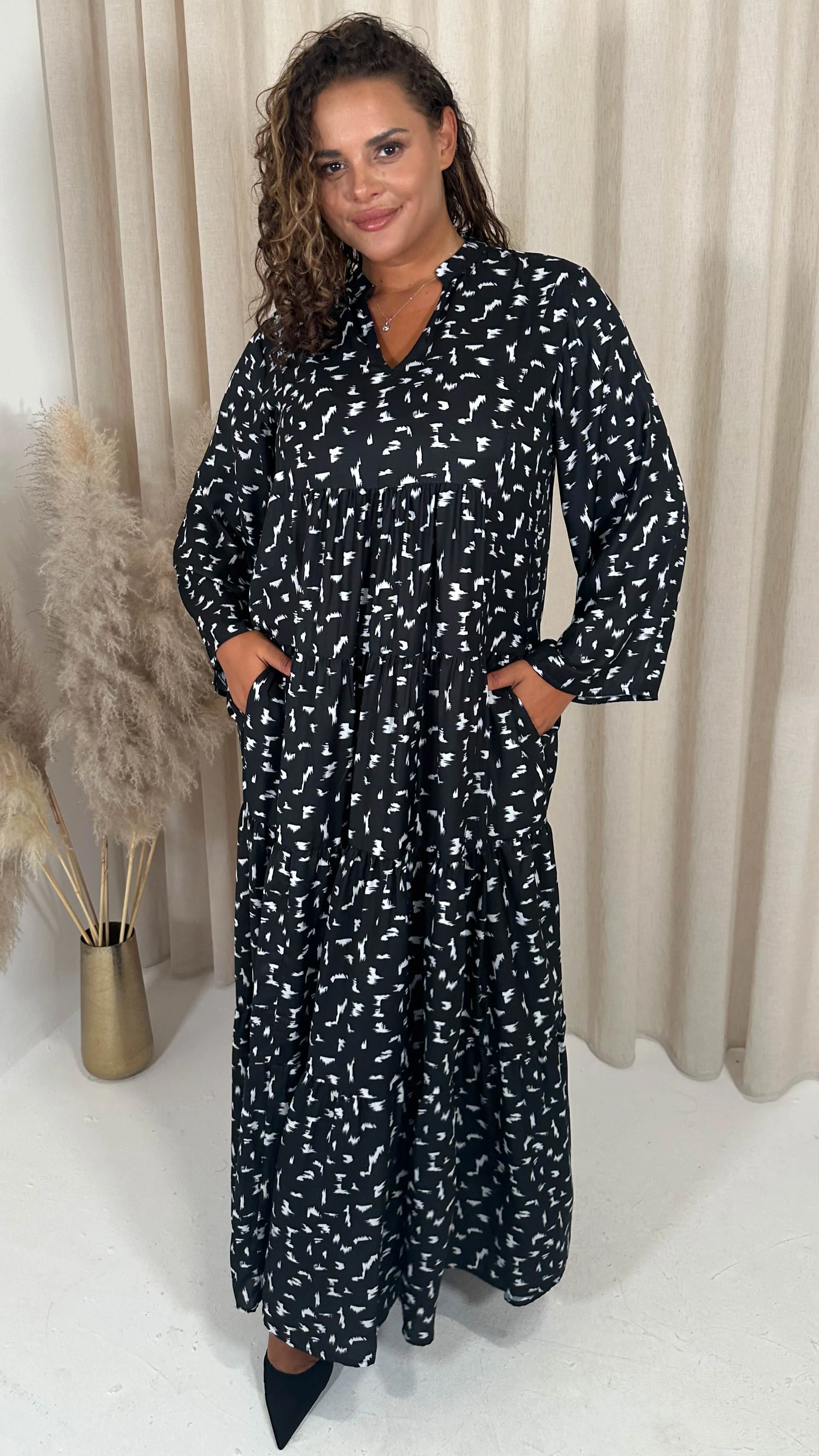CurveWow V Neck Tiered Maxi Dress Black Base Smudge - Image 4