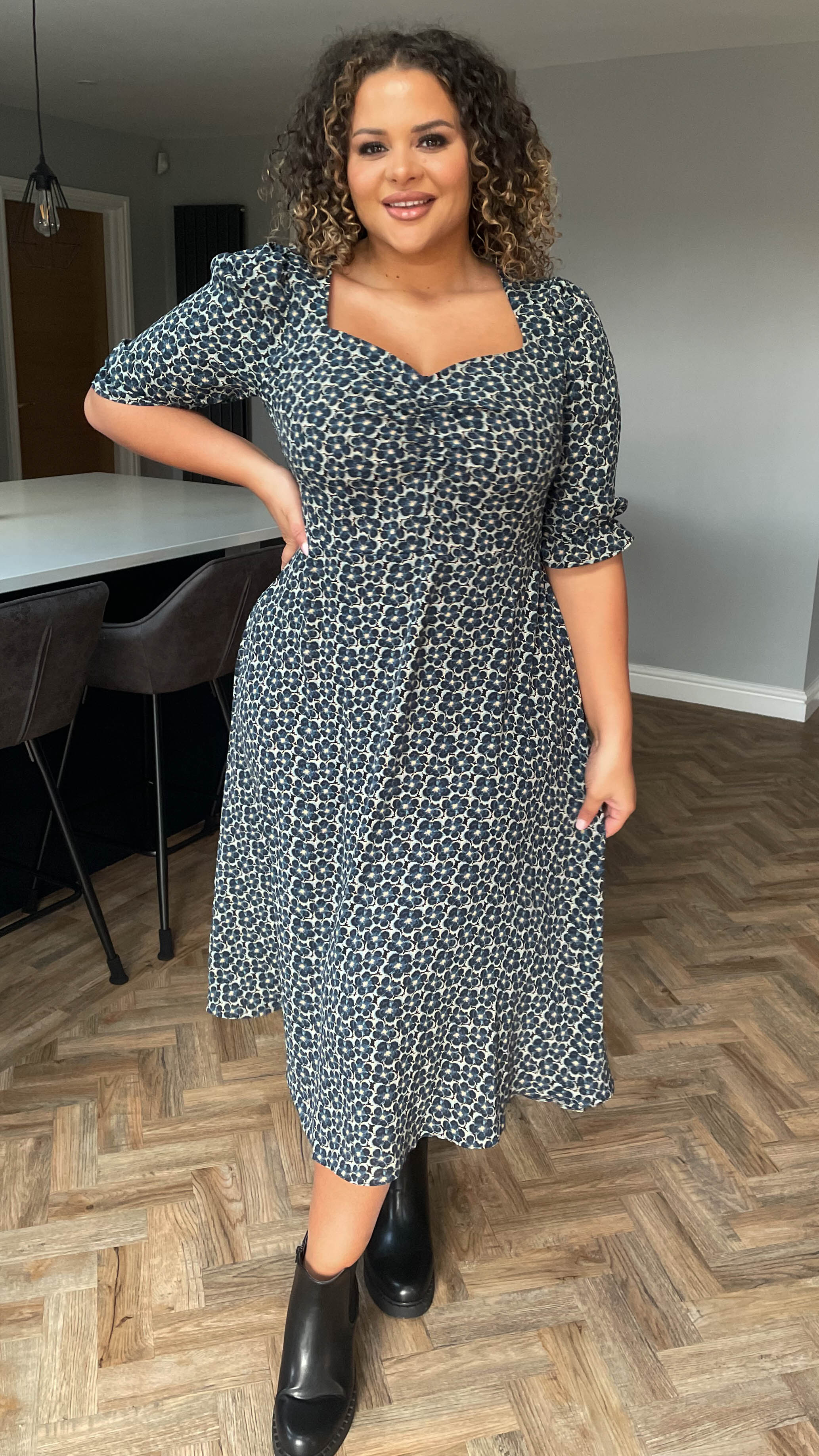 CurveWow Sweetheart Neck Midi Dress Blue Floral - Image 3