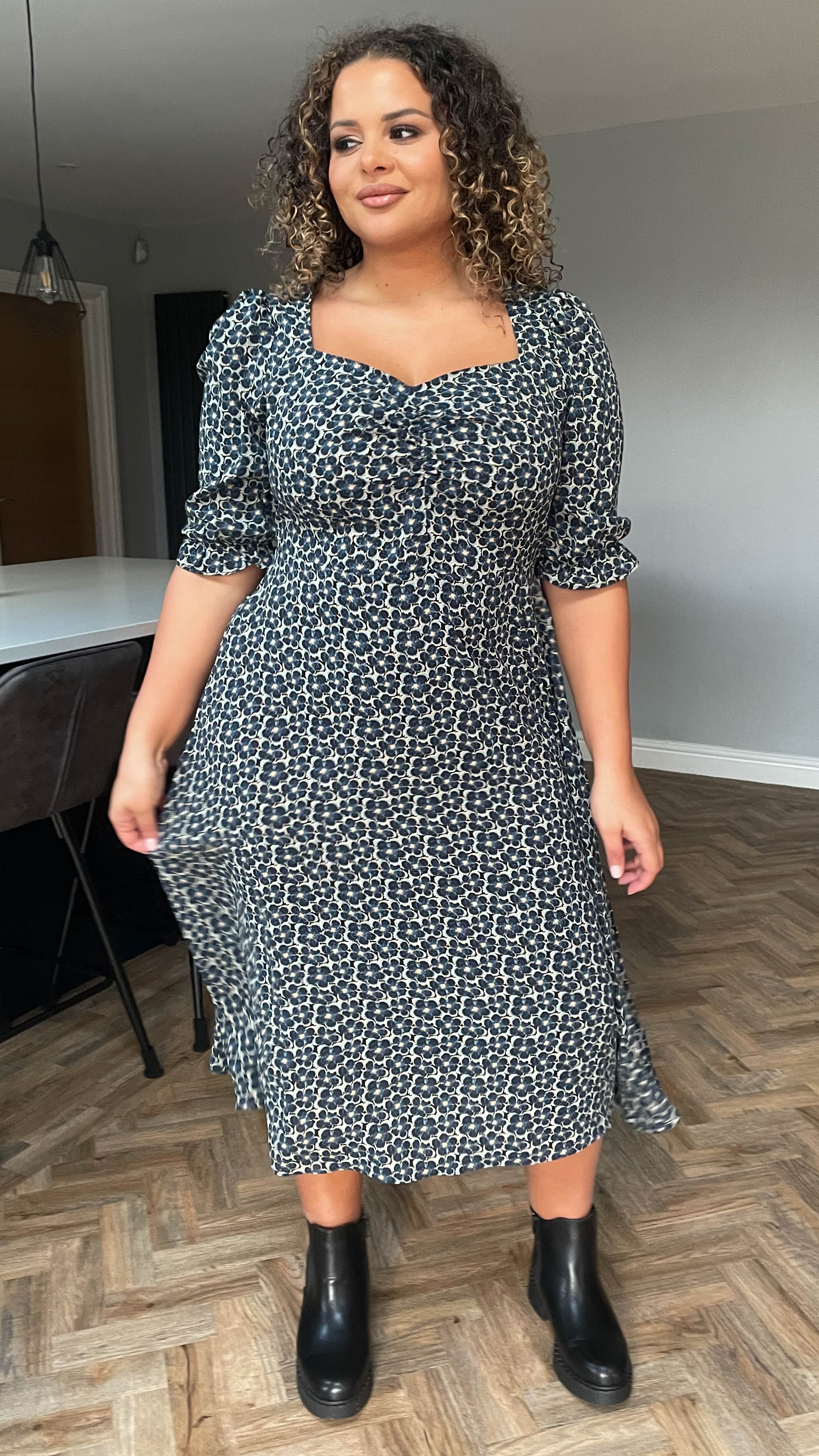 CurveWow Sweetheart Neck Midi Dress Blue Floral - Image 5