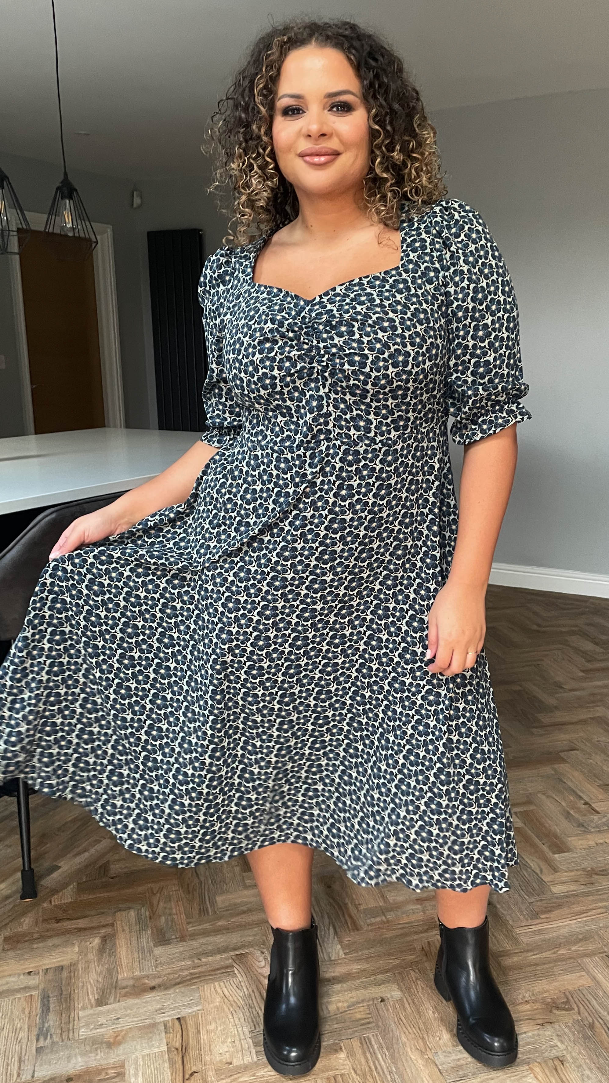 CurveWow Sweetheart Neck Midi Dress Blue Floral - Image 6