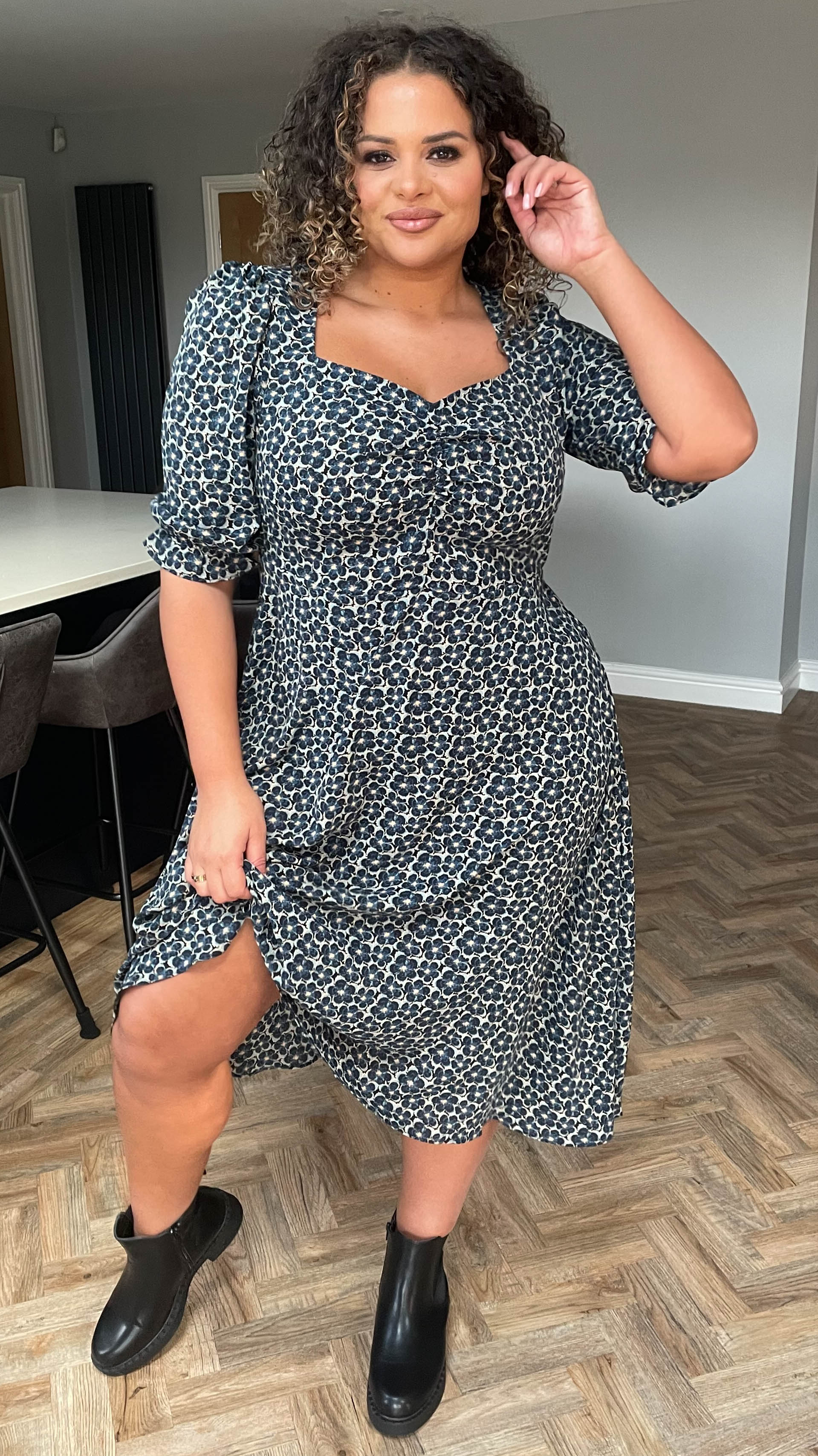 CurveWow Sweetheart Neck Midi Dress Blue Floral - Image 8