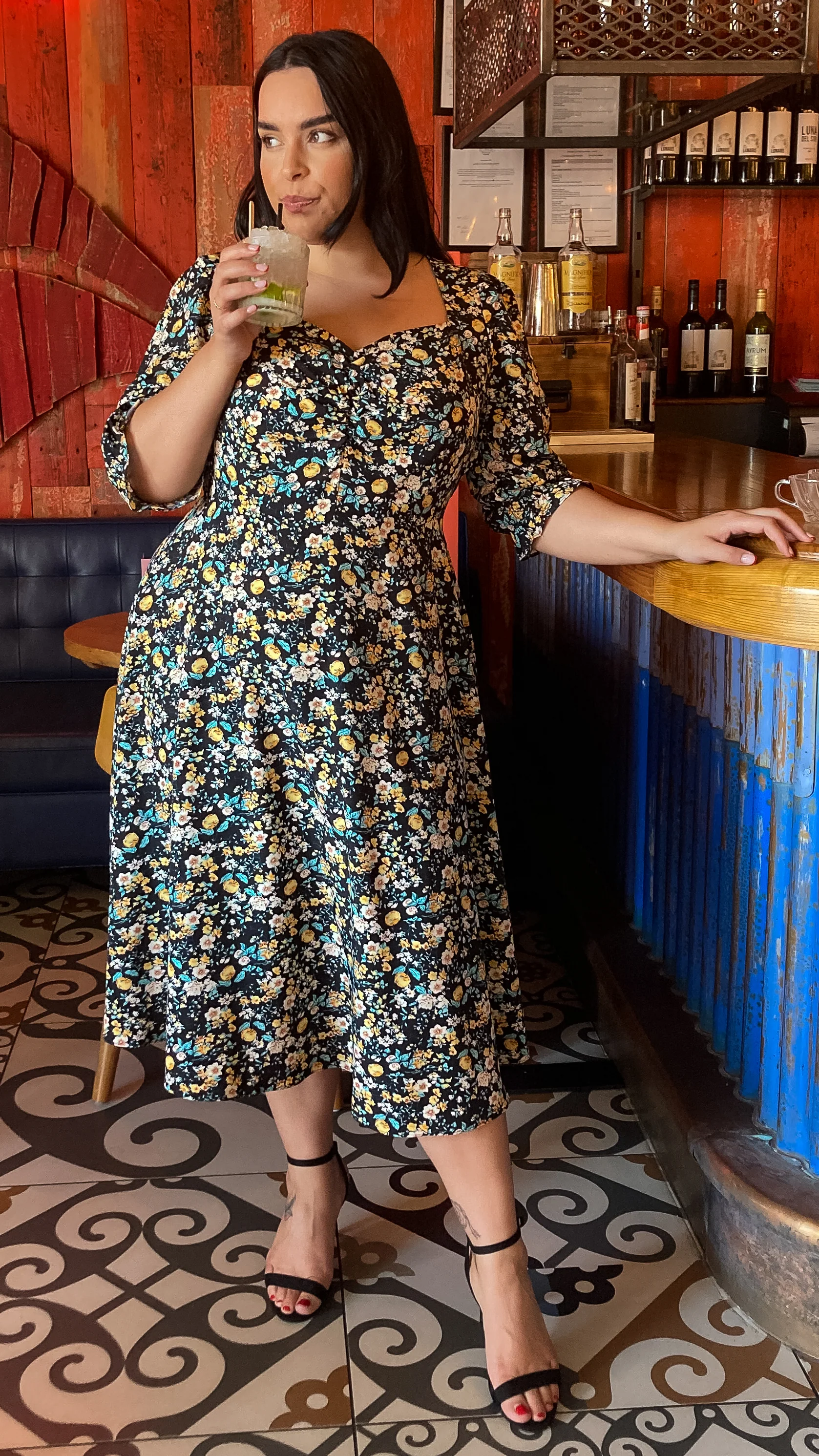 CurveWow Sweetheart Neck Midi Dress Gold Floral - Image 3