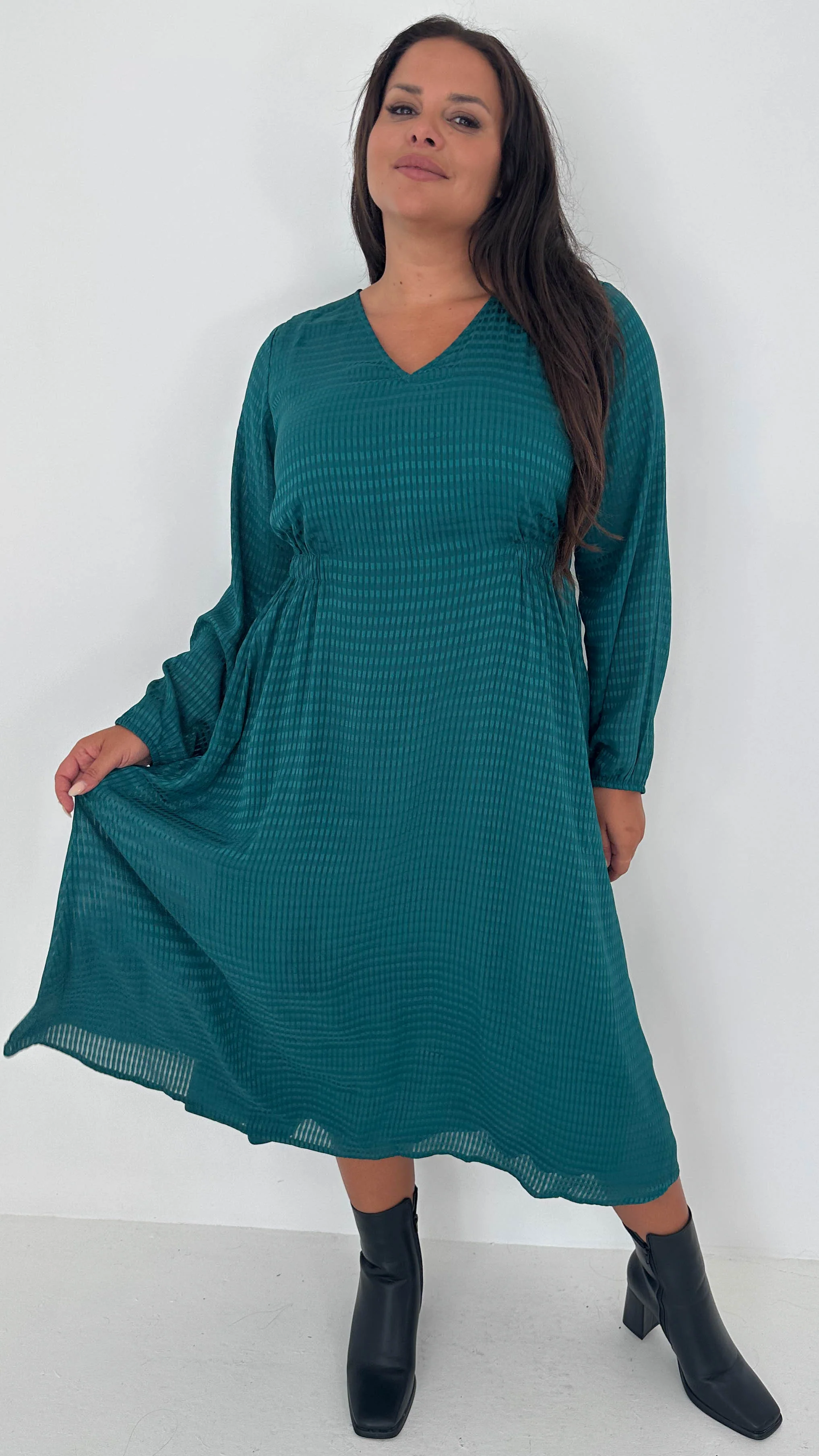 CurveWow Textured Vneck Dress Forest Green - Image 3