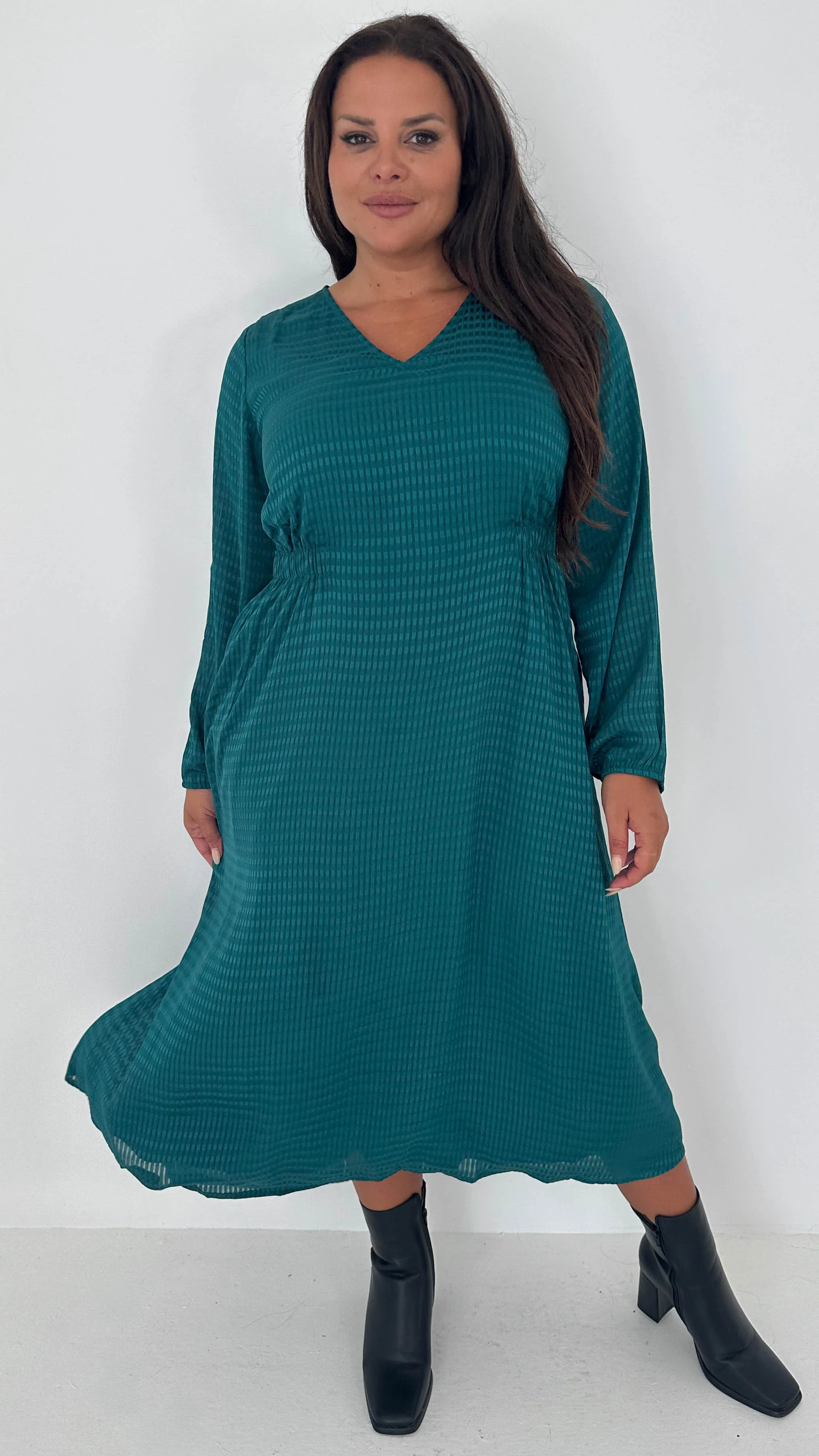 CurveWow Textured Vneck Dress Forest Green - Image 4